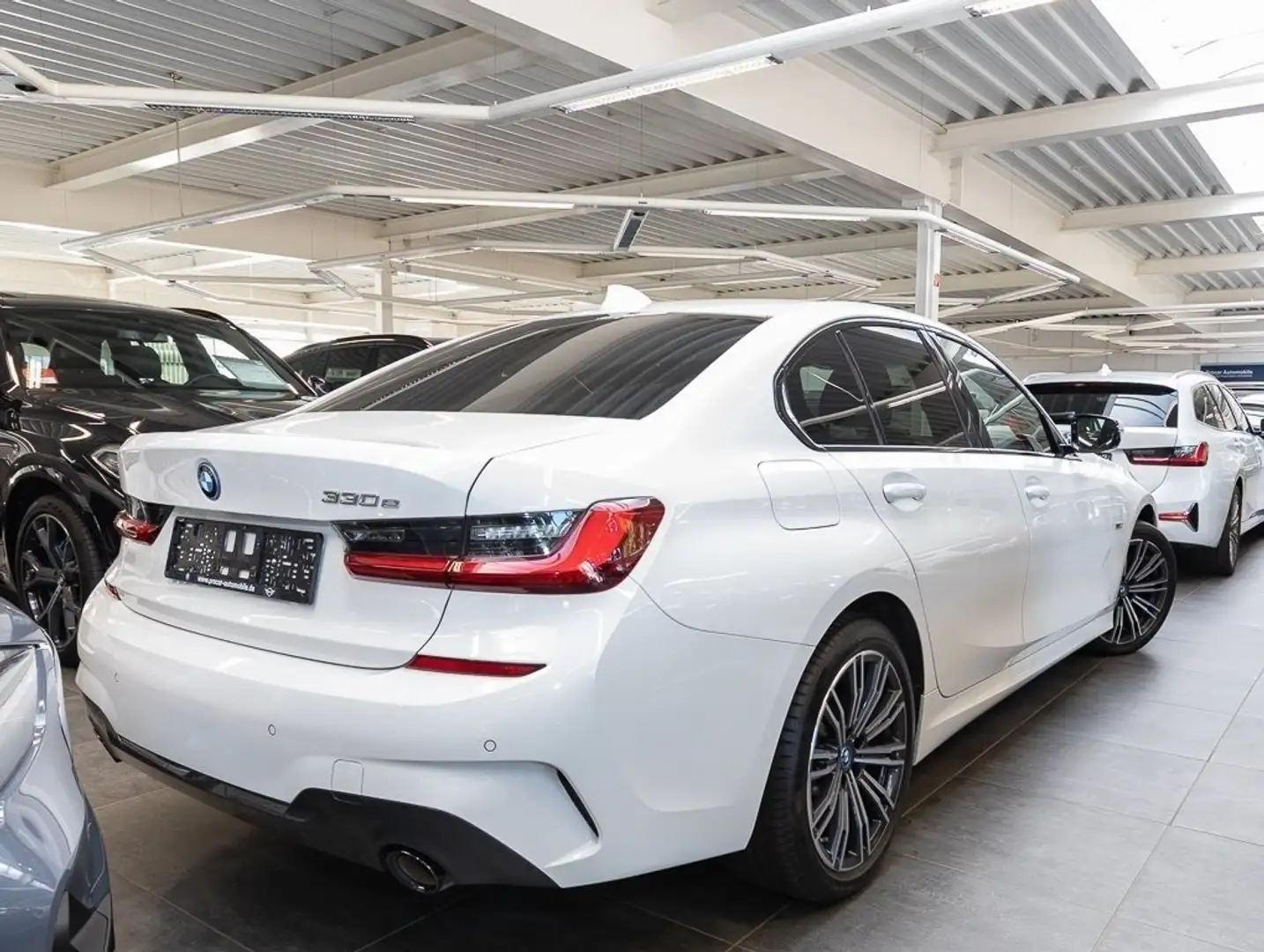 BMW 330 e Limousine M Sport HiFi DAB WLAN Tempomat Weiß - 2