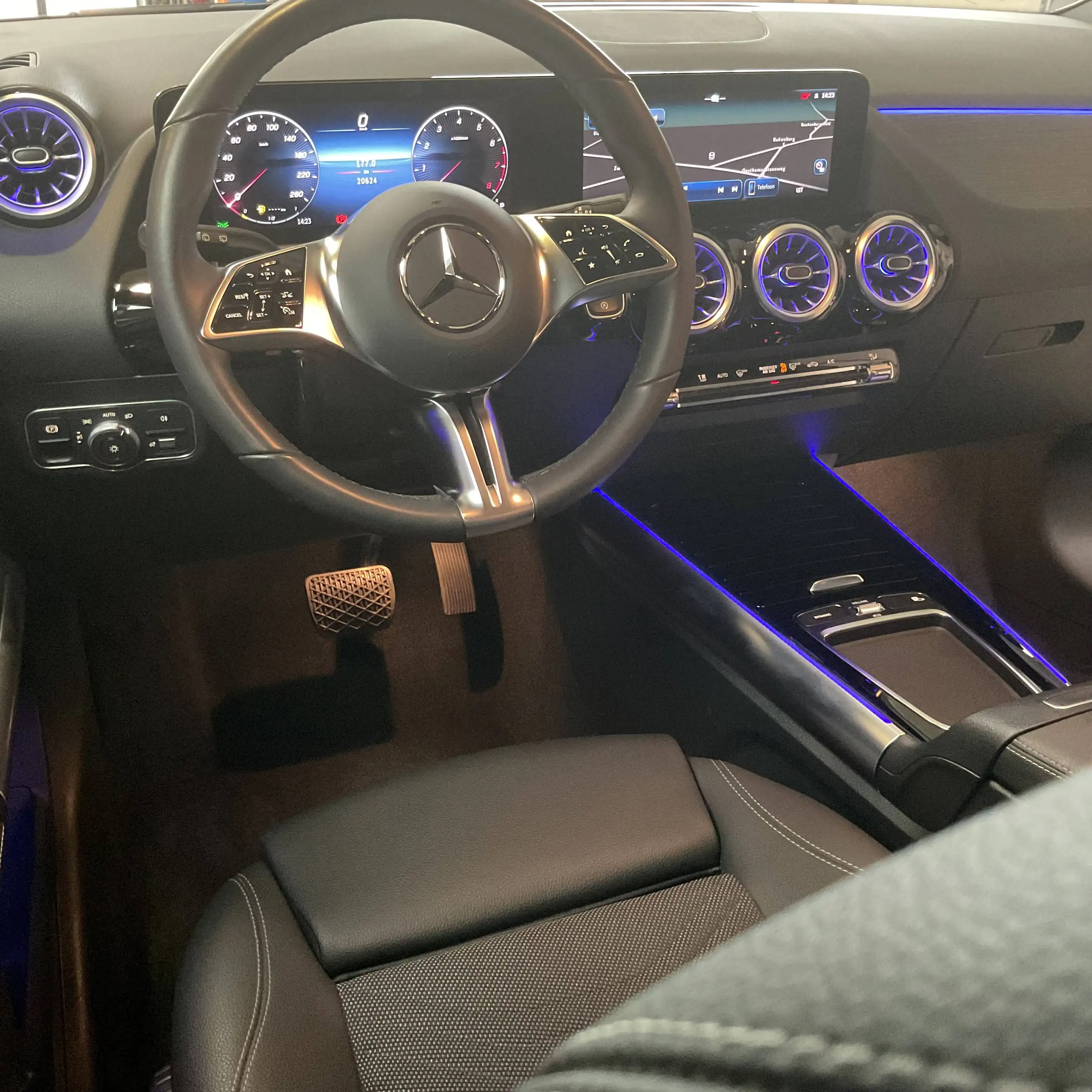 Mercedes-Benz GLA 180 Nightpakket * 360° Camera * Sfeerverlichting * Dodehoekassistent — photo 9