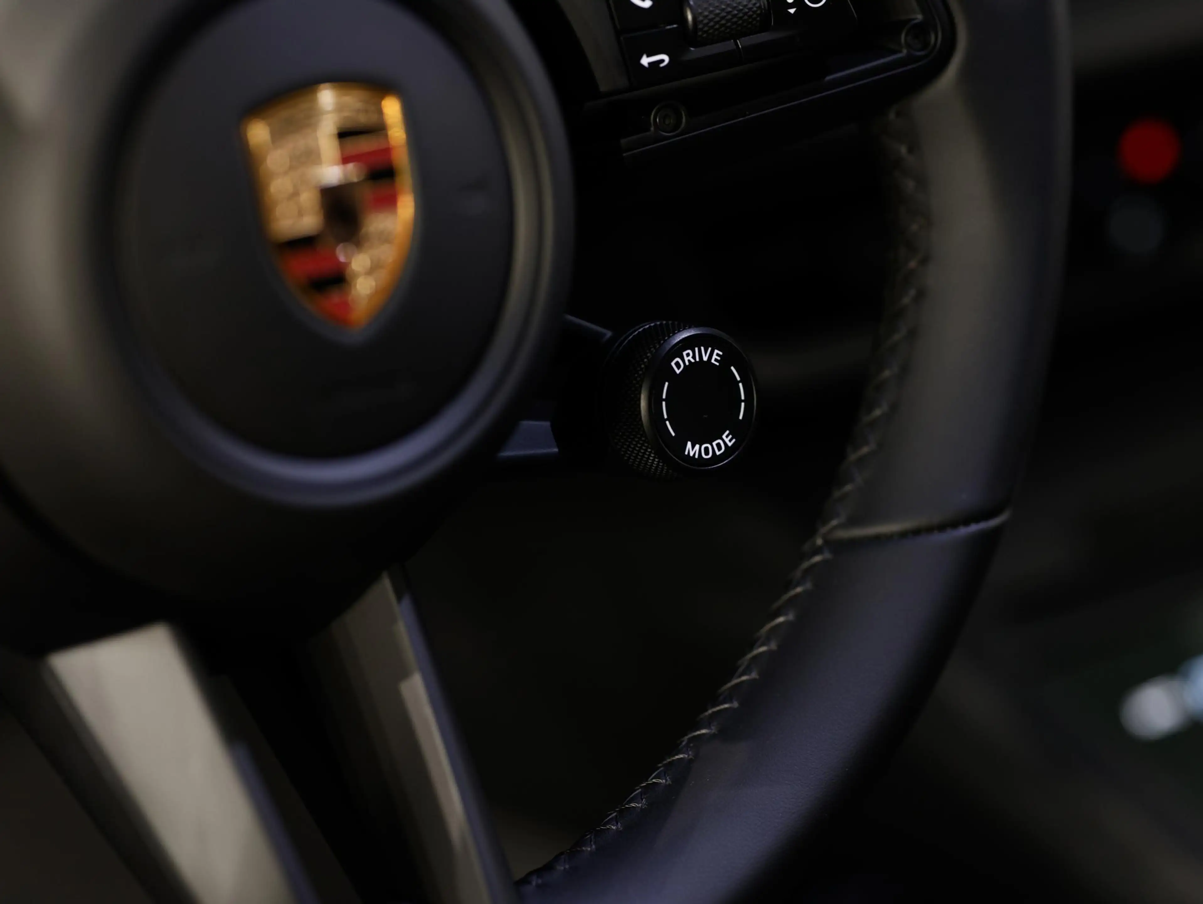 Porsche Macan 4 — photo 11