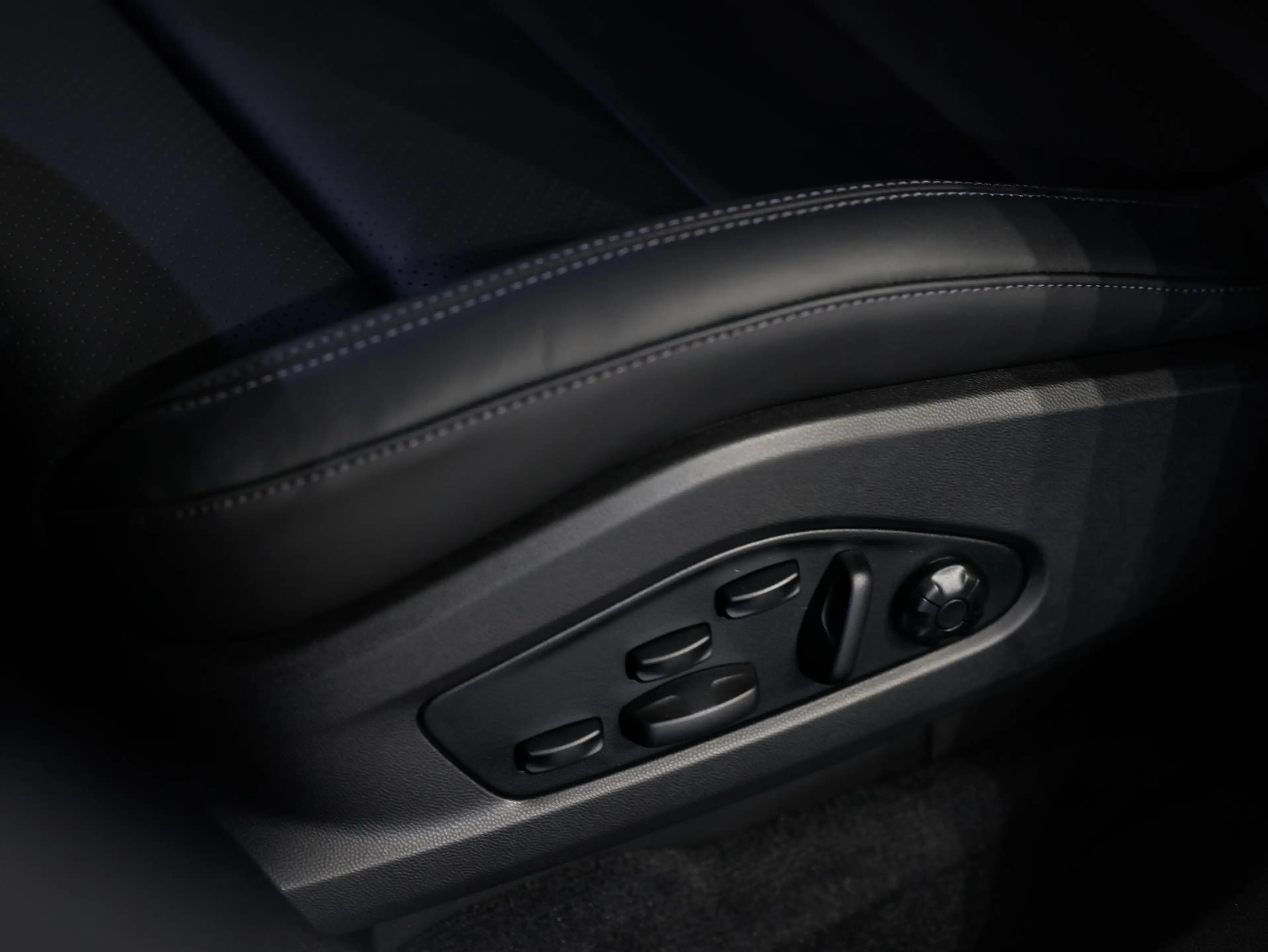 Porsche Macan 4 — photo 14
