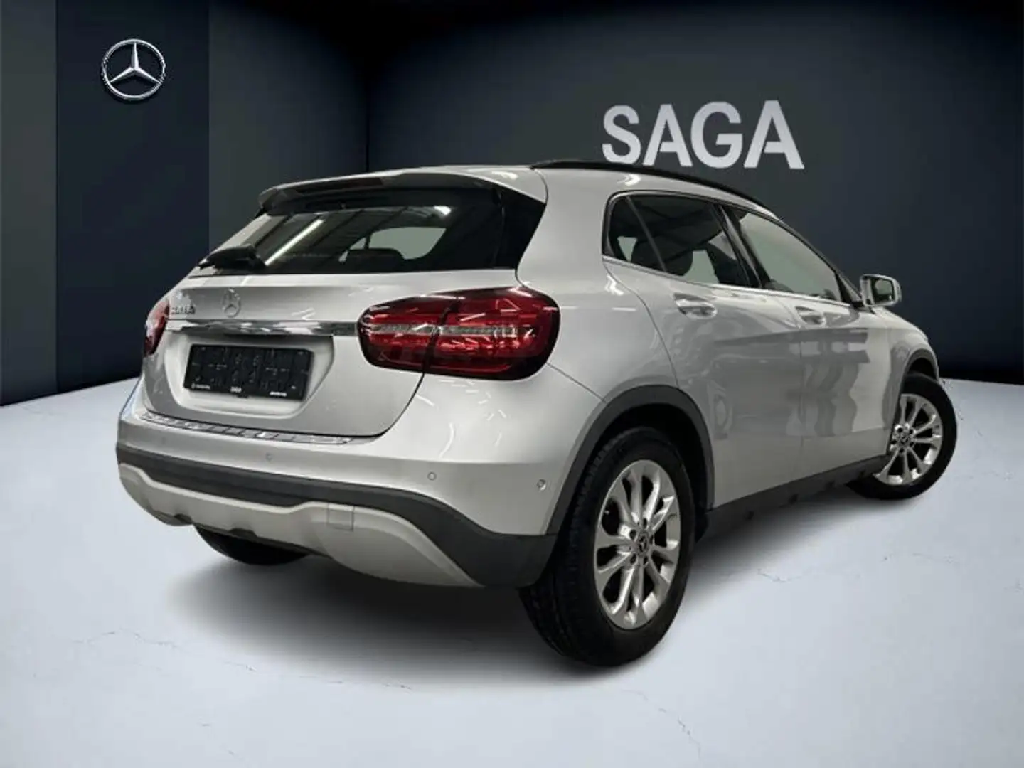 Mercedes-Benz GLA 180 Boite Auto / LED / GPS Argent - 2