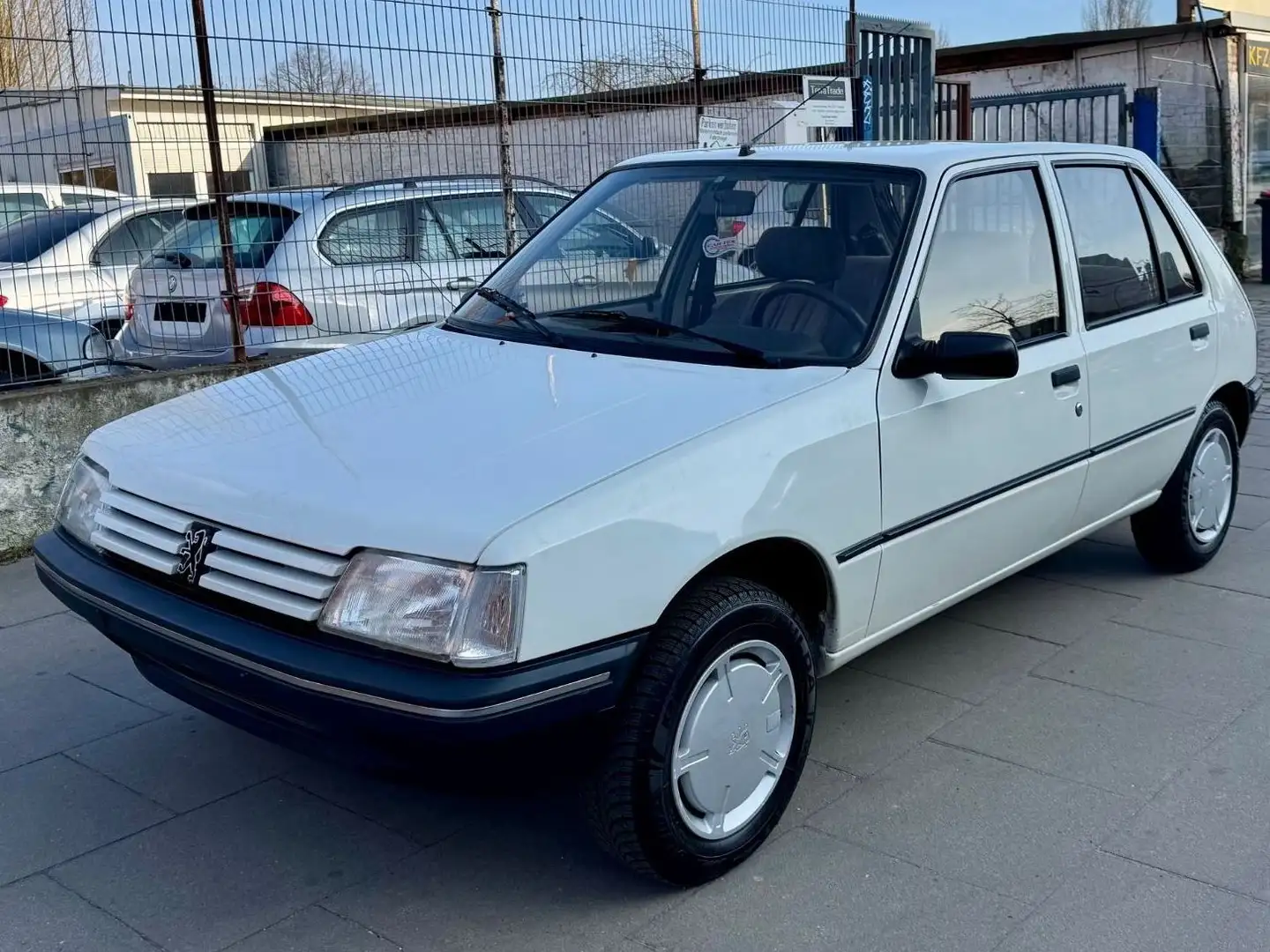 Peugeot 205 GR / TÜV NEU / OLDTIMER Weiß - 1