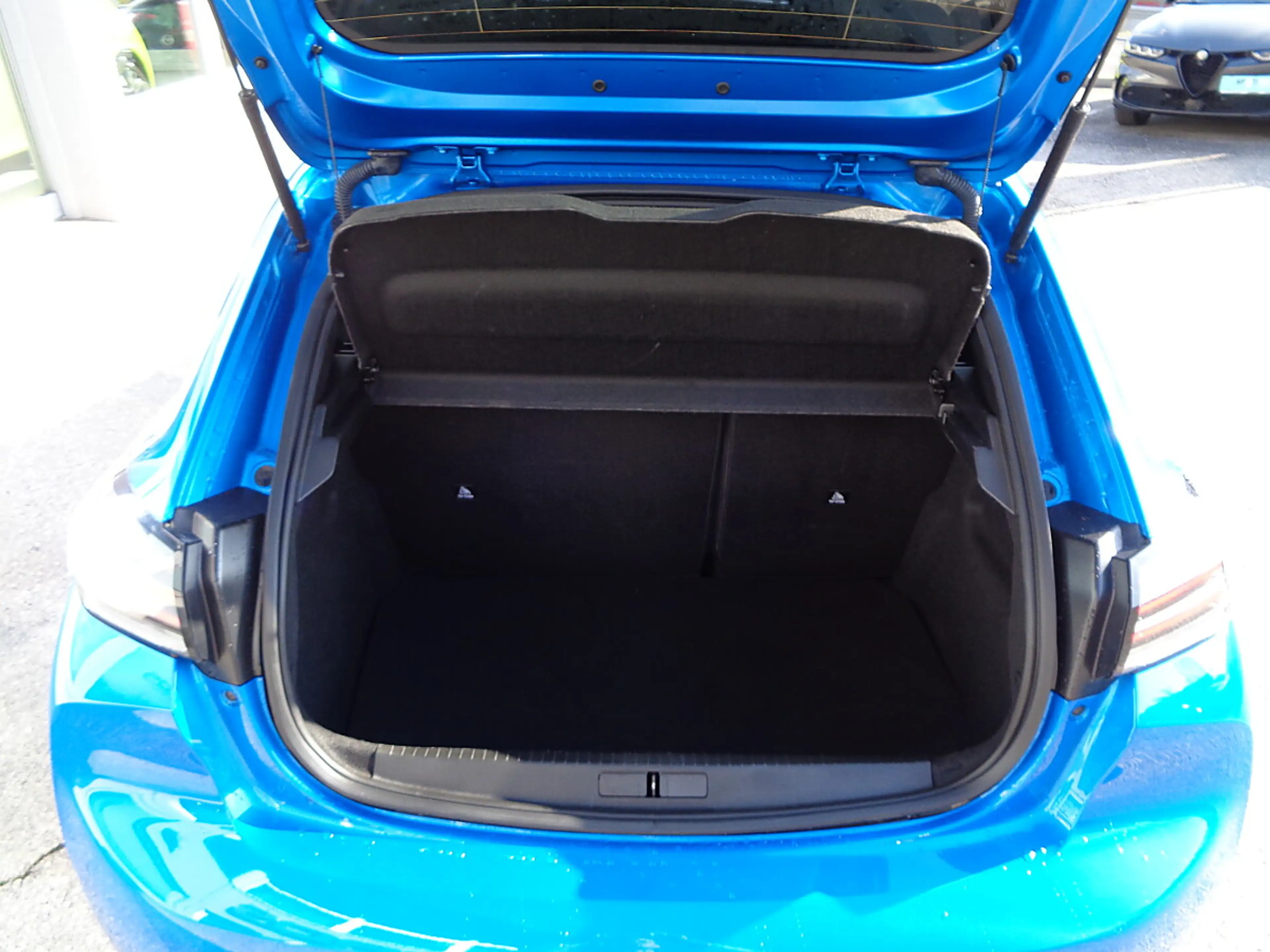 Peugeot 208 Hybrid 110 e-DCS6 Allure — photo 5
