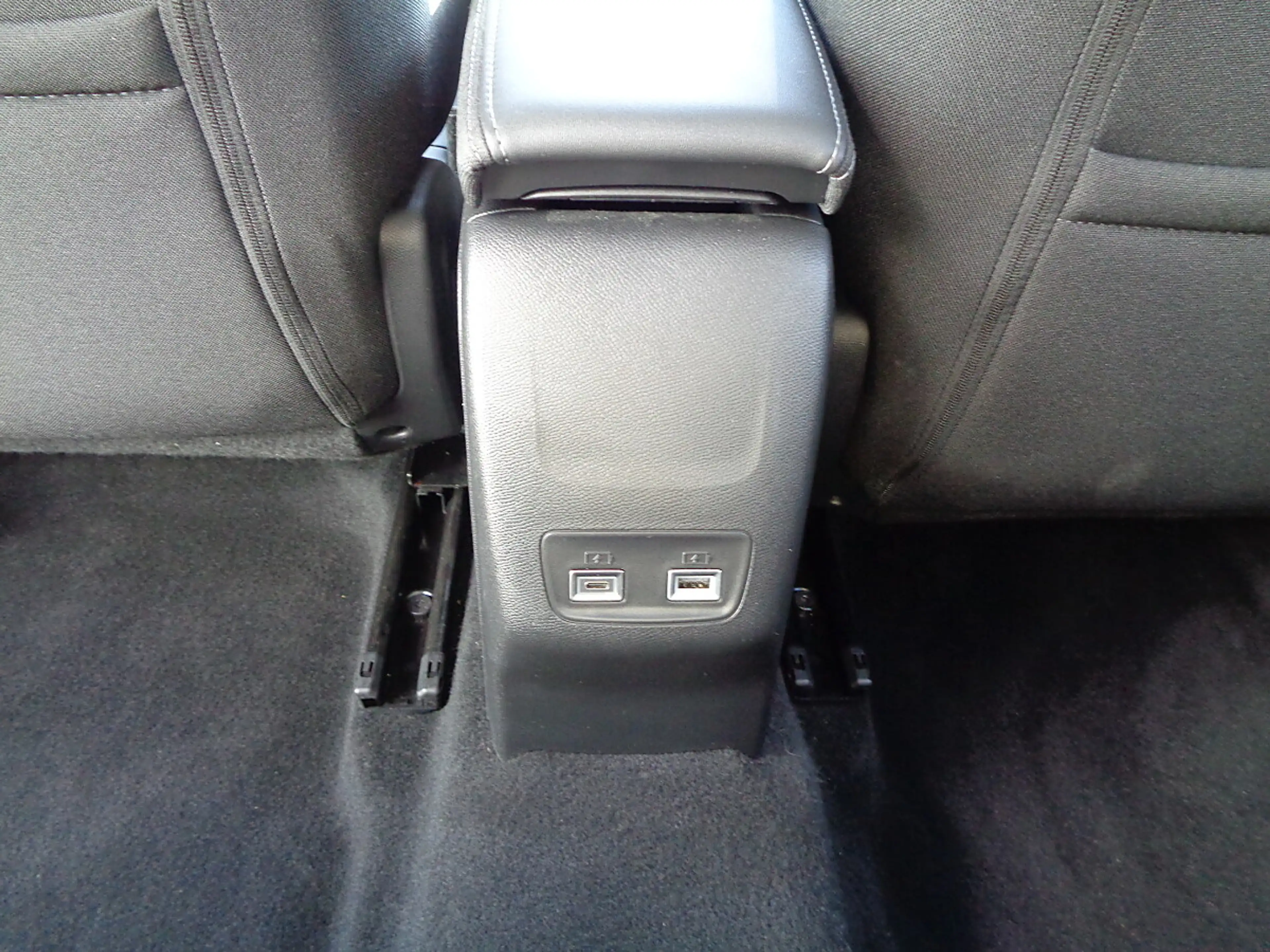 Peugeot 208 Hybrid 110 e-DCS6 Allure — photo 12