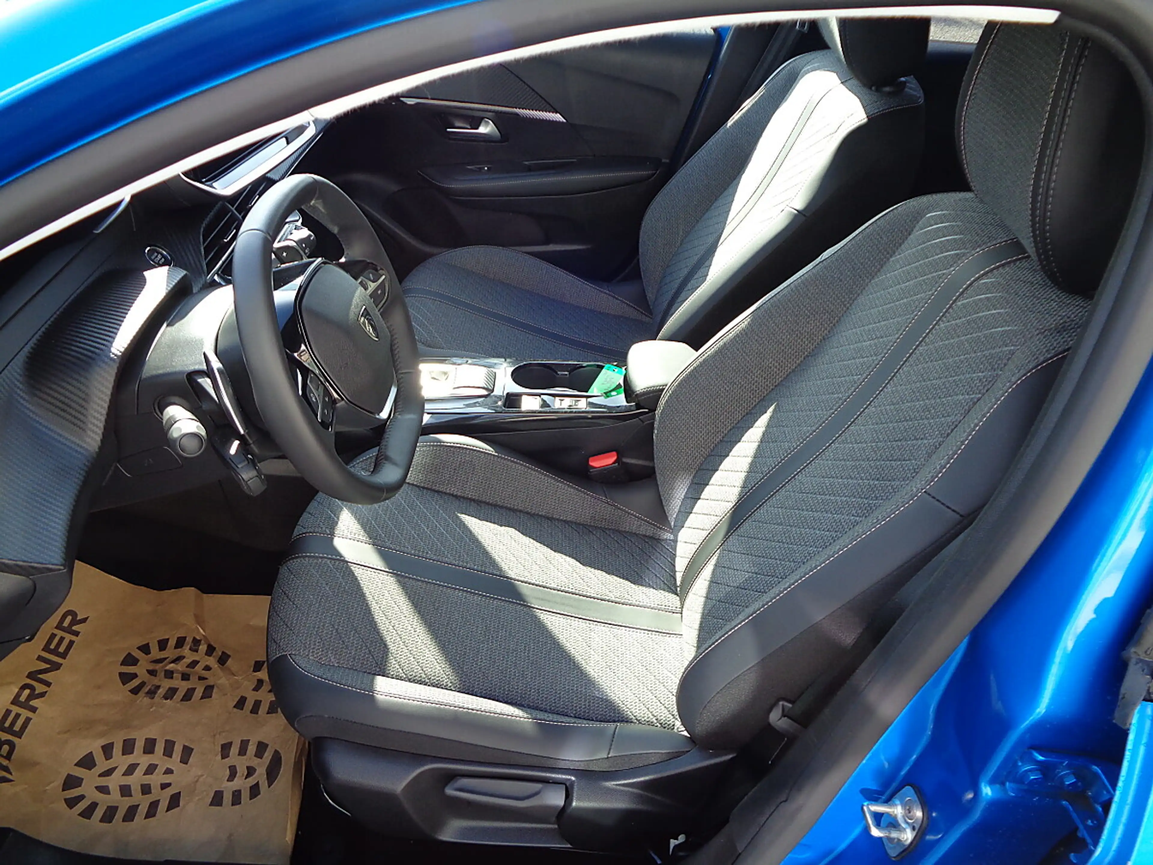 Peugeot 208 Hybrid 110 e-DCS6 Allure — photo 14