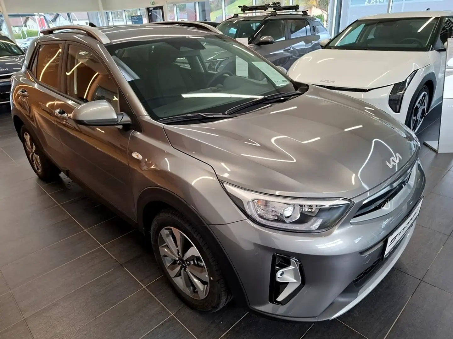 Kia Stonic 1,0 TGDI GPF ISG Silber Grau - 2