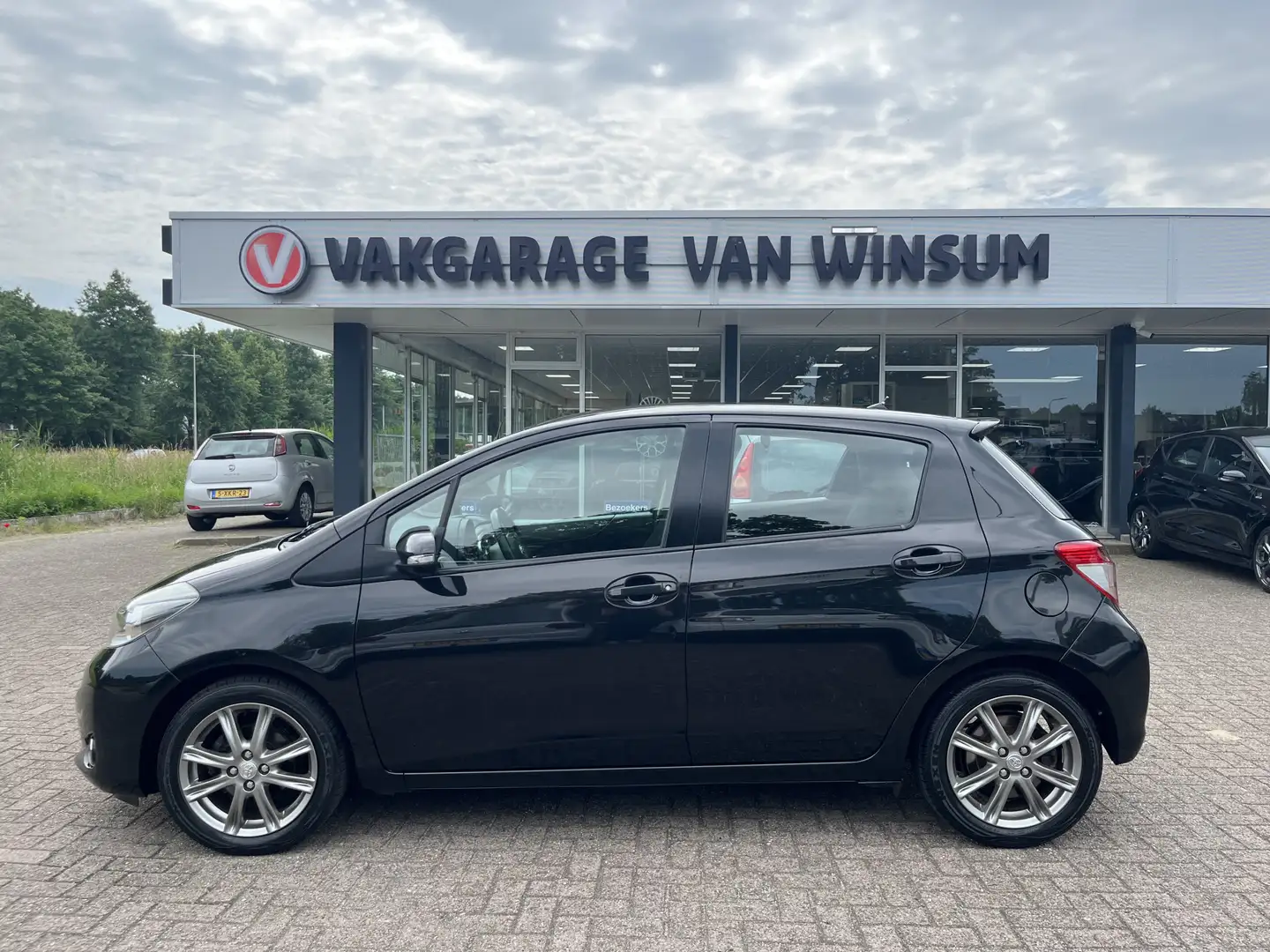 Toyota Yaris 1.3 VVT-i Dynamic Noir - 2