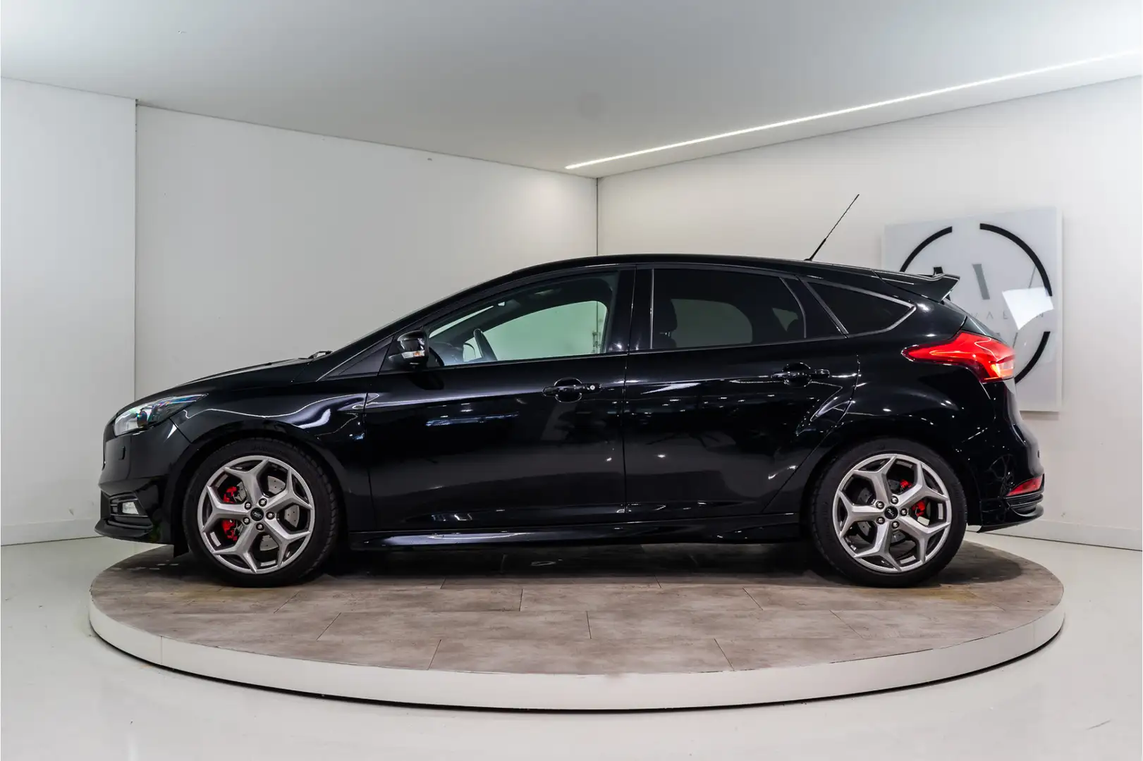 Ford Focus 2.0 ST 251PK | Bull X | HG Tune | Carplay | Leder Negro - 2