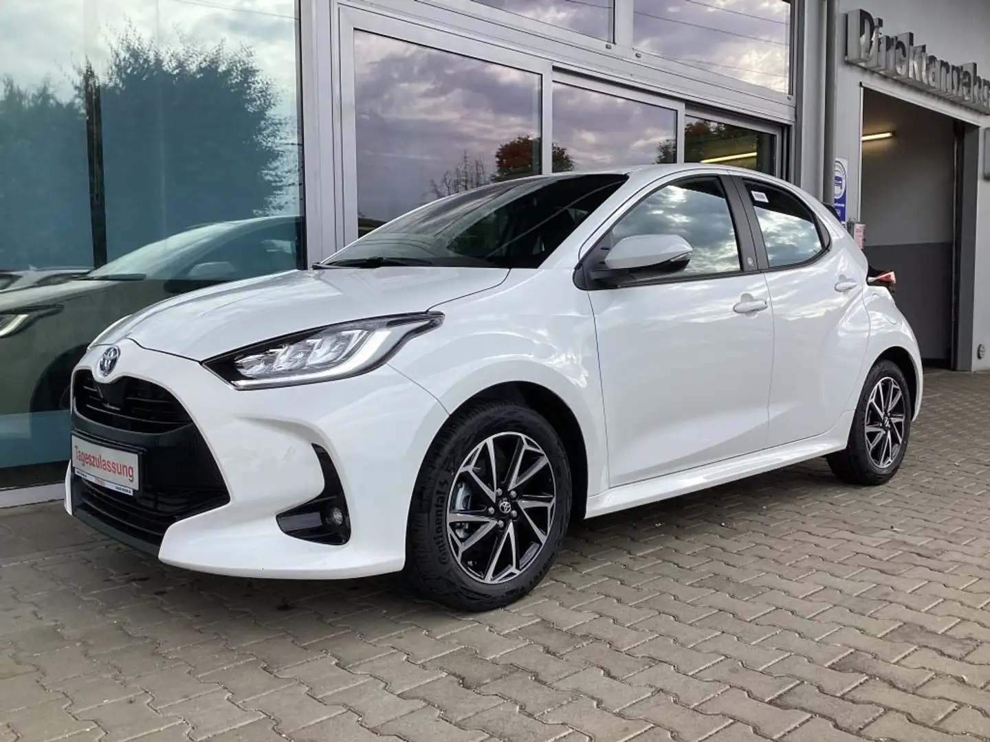 Toyota Yaris Hybrid 116 1.5 VVT-i TeamD Safety + Comfort-Paket Weiß - 2