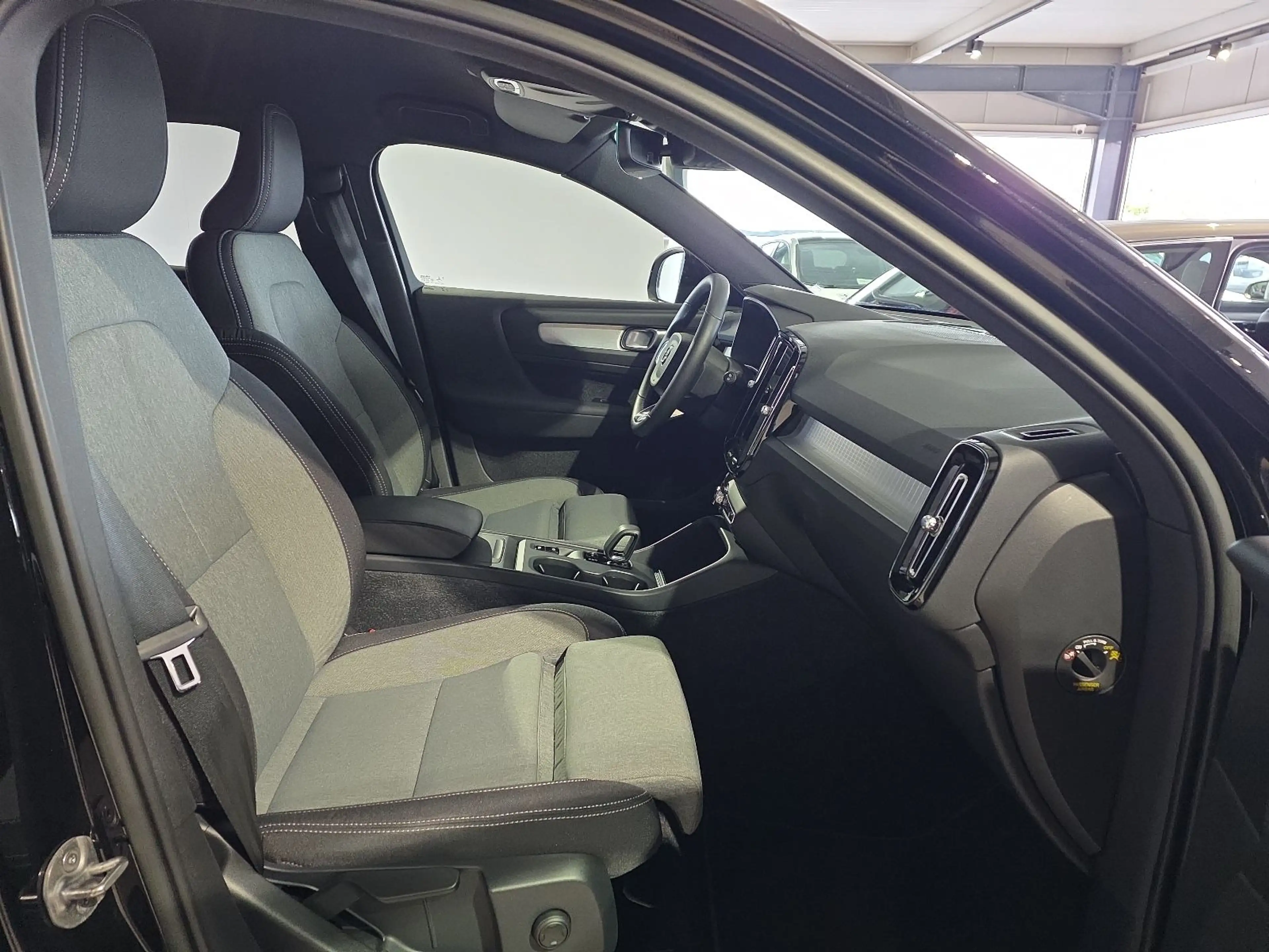 Volvo XC40 T2 Core ACC BLIS Kamera LED WinterPaket — photo 11