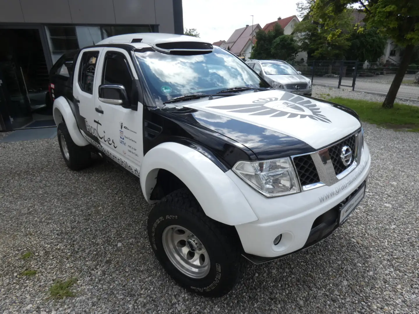 Nissan Frontier Crew Cab SE Weiß - 1