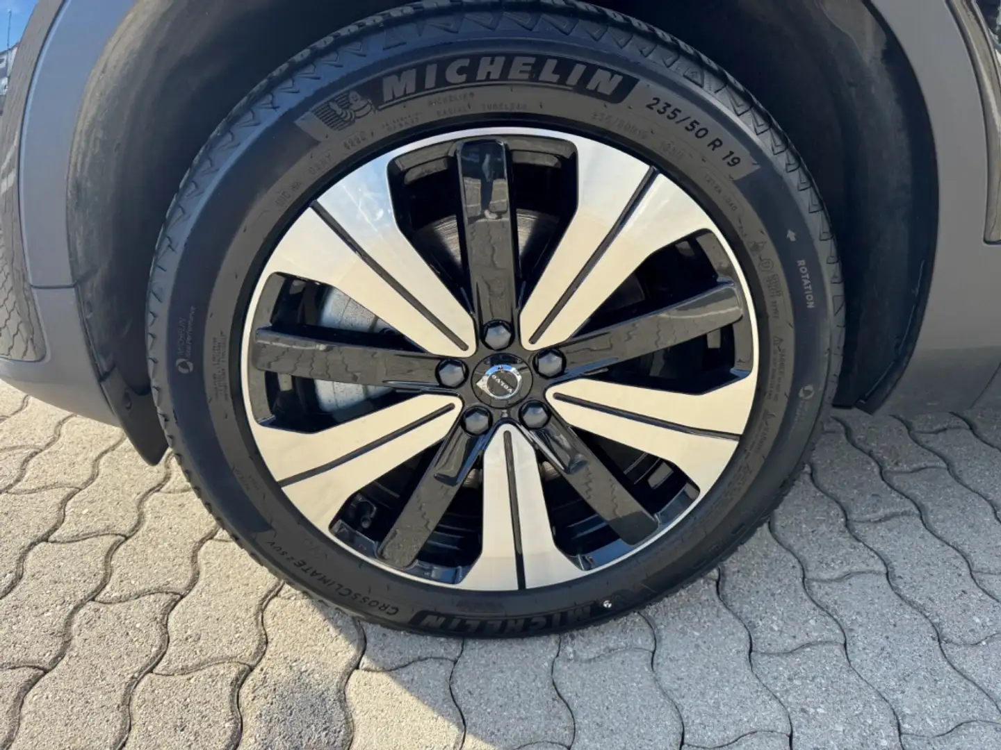 Volvo XC40 Ultimate Recharge Pure Electric AWD P8 Twin StandH Schwarz - 2