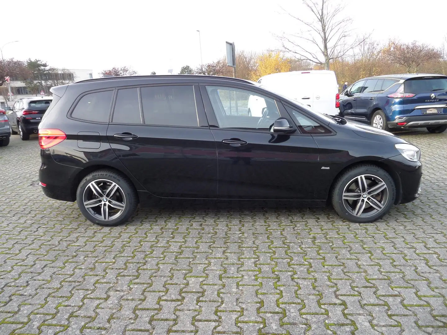 BMW 220 i Sport Line GT+7Sitzer+Automatik+LED+Cam+Navi+1.H Schwarz - 1