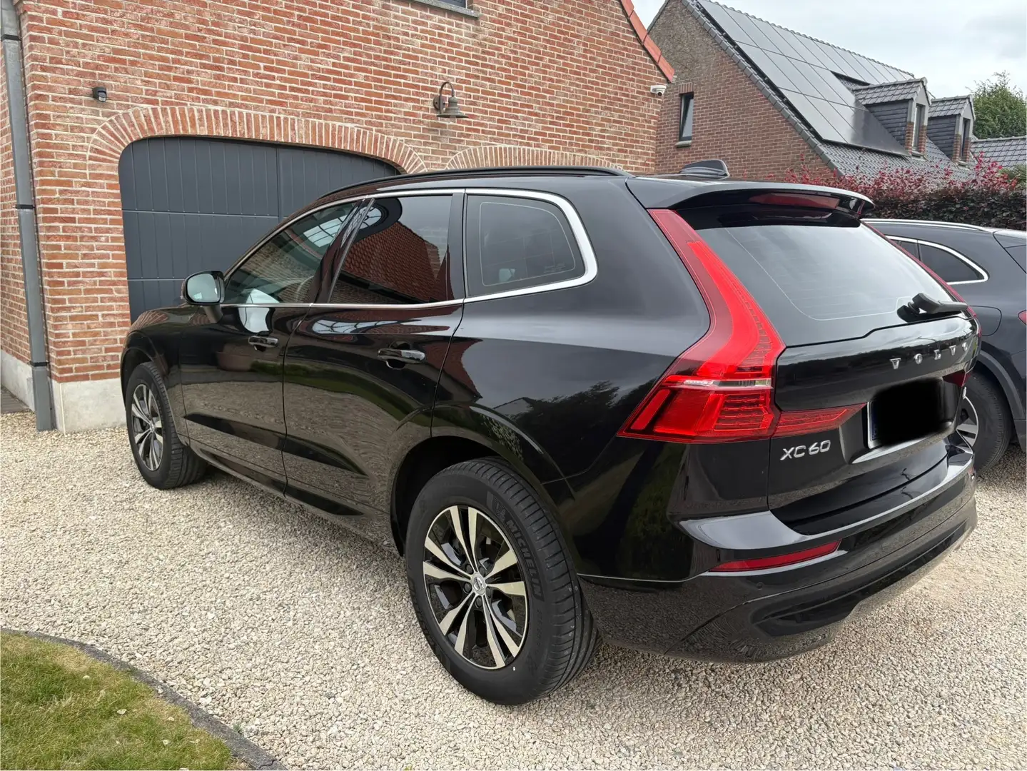 Volvo XC60 XC60 2.0 B4 MHEV Momentum Pro Geartronic Zwart - 2