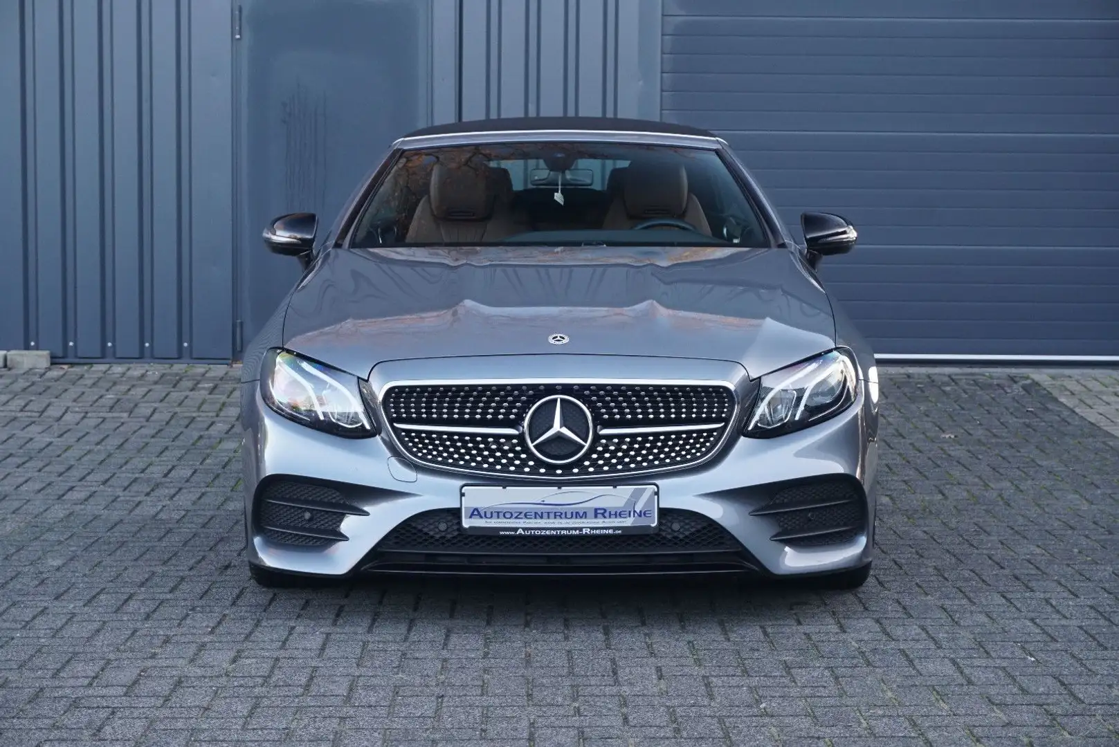 Mercedes-Benz E 220 d Cabrio AMG Kamera Airscarf Leder SHZ Grau - 2