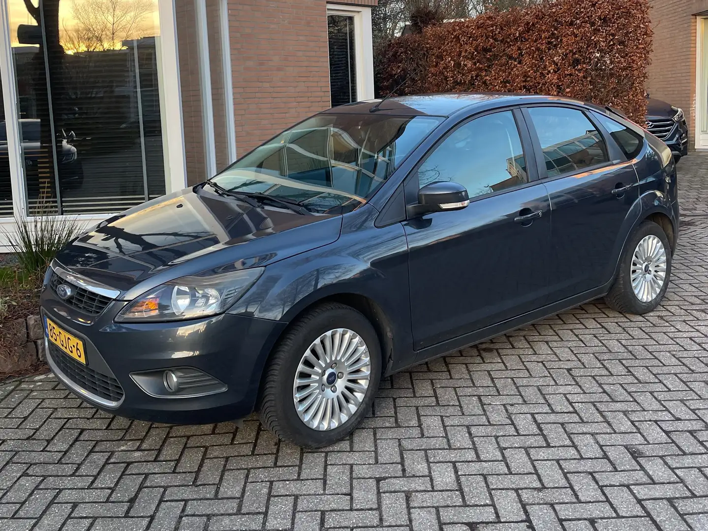 Ford Focus 1.8L Titanium FlexiFuel ClimaControl Grijs - 1