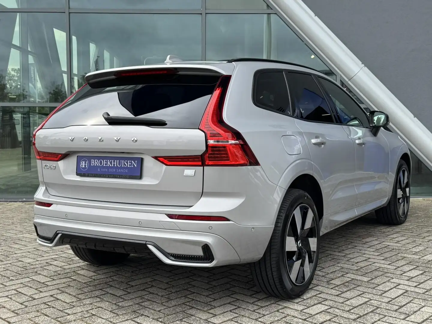Volvo XC60 2.0 T8 Plug-in hybrid AWD Ultimate Dark Long Range Zilver - 2