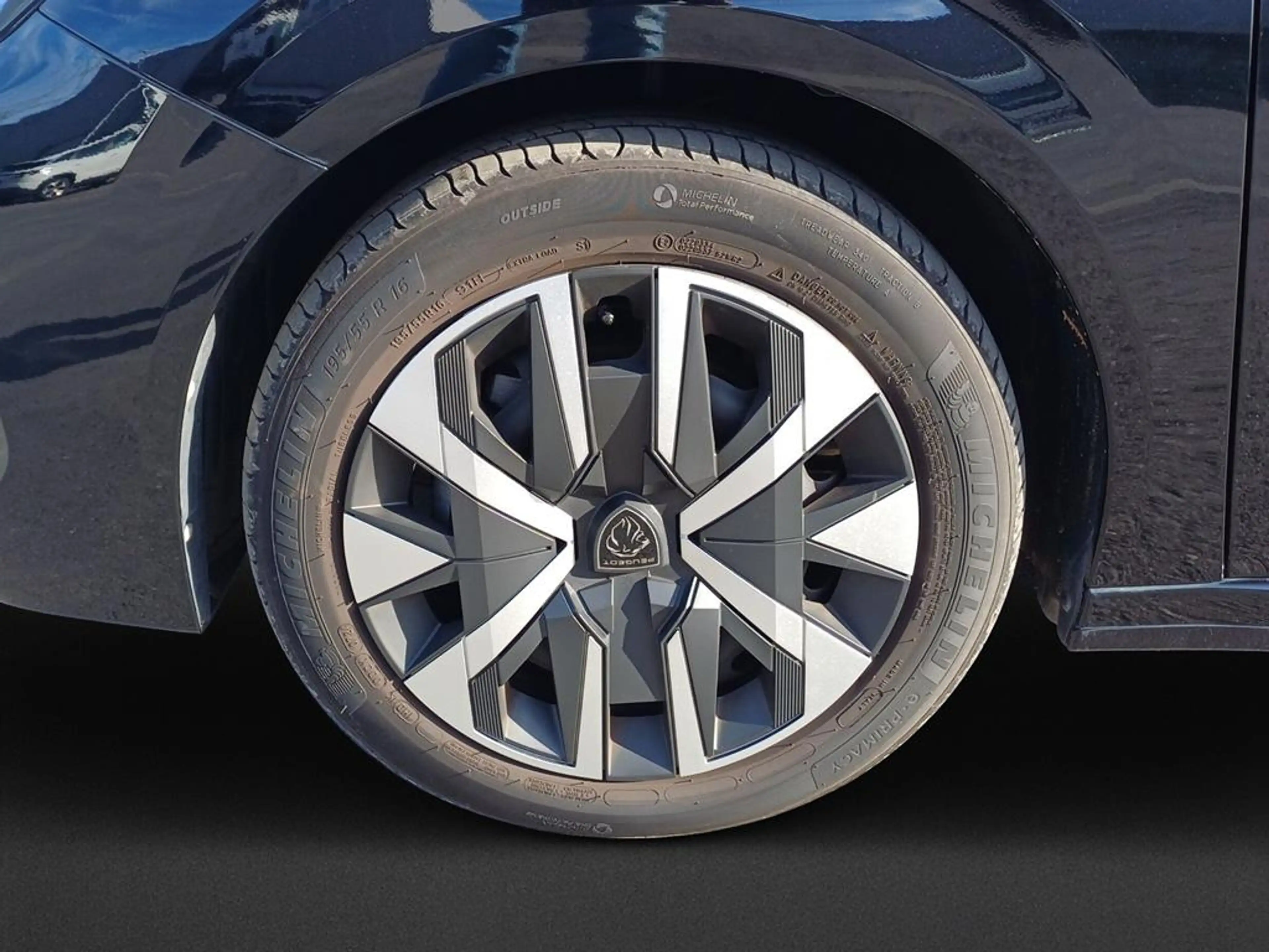 Peugeot 208 Active — photo 8