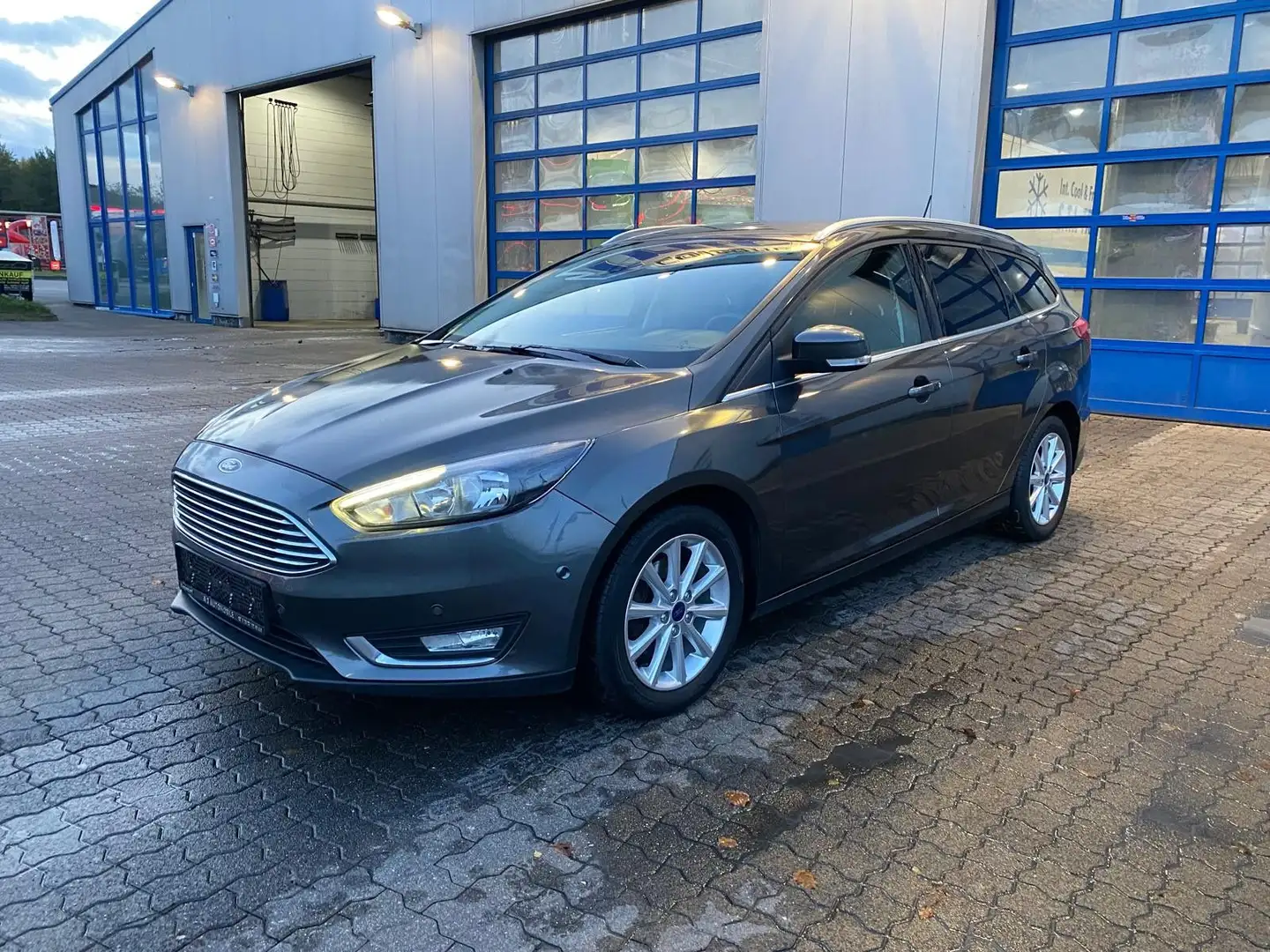 Ford Focus Turnier Titanium - GROSSE INSPEKTION - Gris - 1