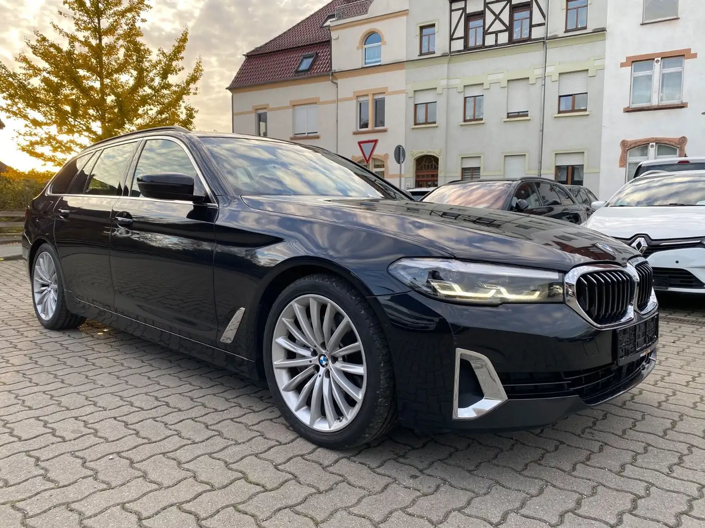 BMW 530 d xDrive Luxury Harman/Pano/AHZV/Standhzg Schwarz - 2