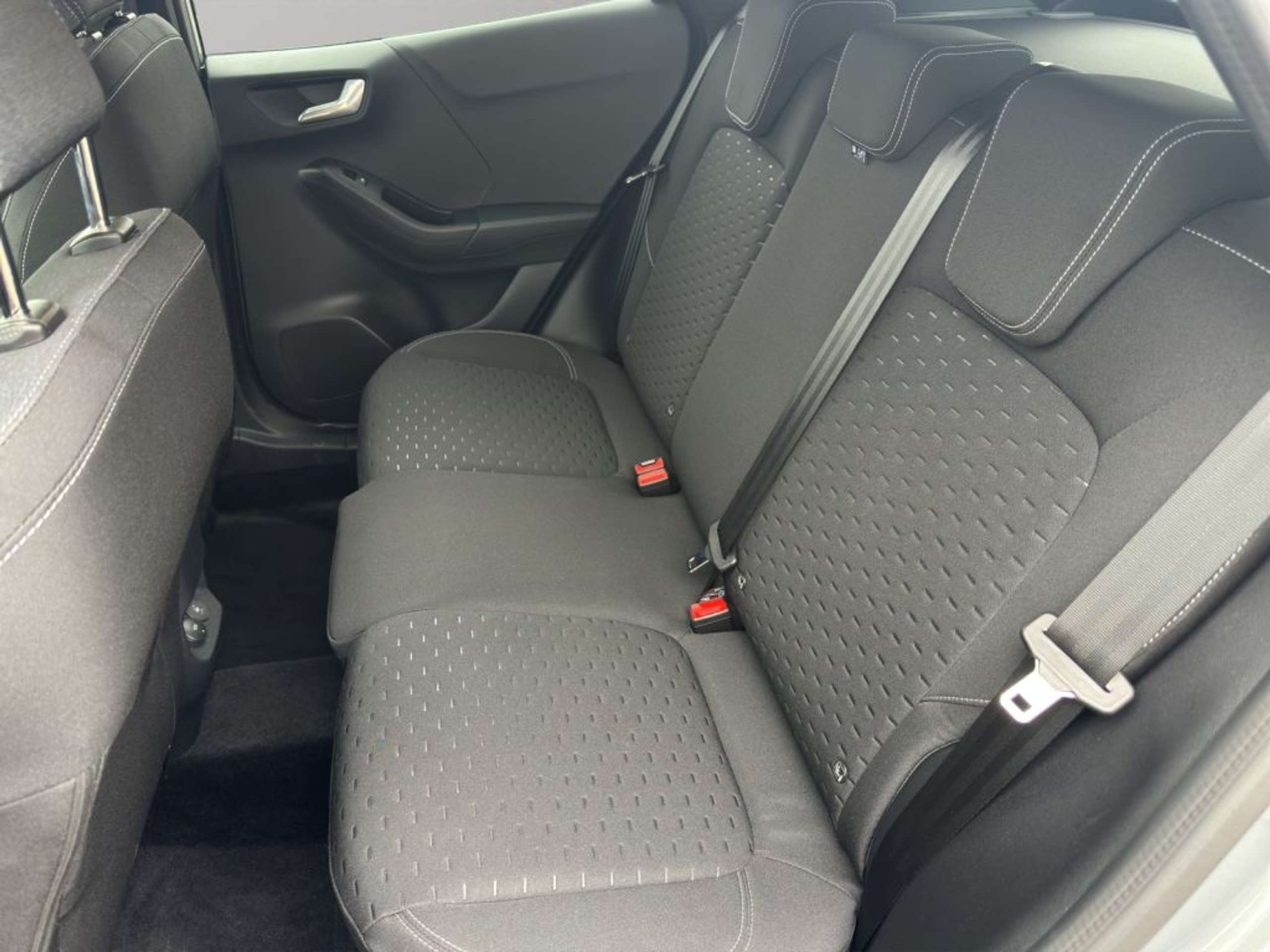 Fahrzeugabbildung Ford Puma TITANIUM 1.0 Ltr. Hybrid 125 PS *AUTOMATIK*NAVI*PD - mit KI generiert/bearbeitet