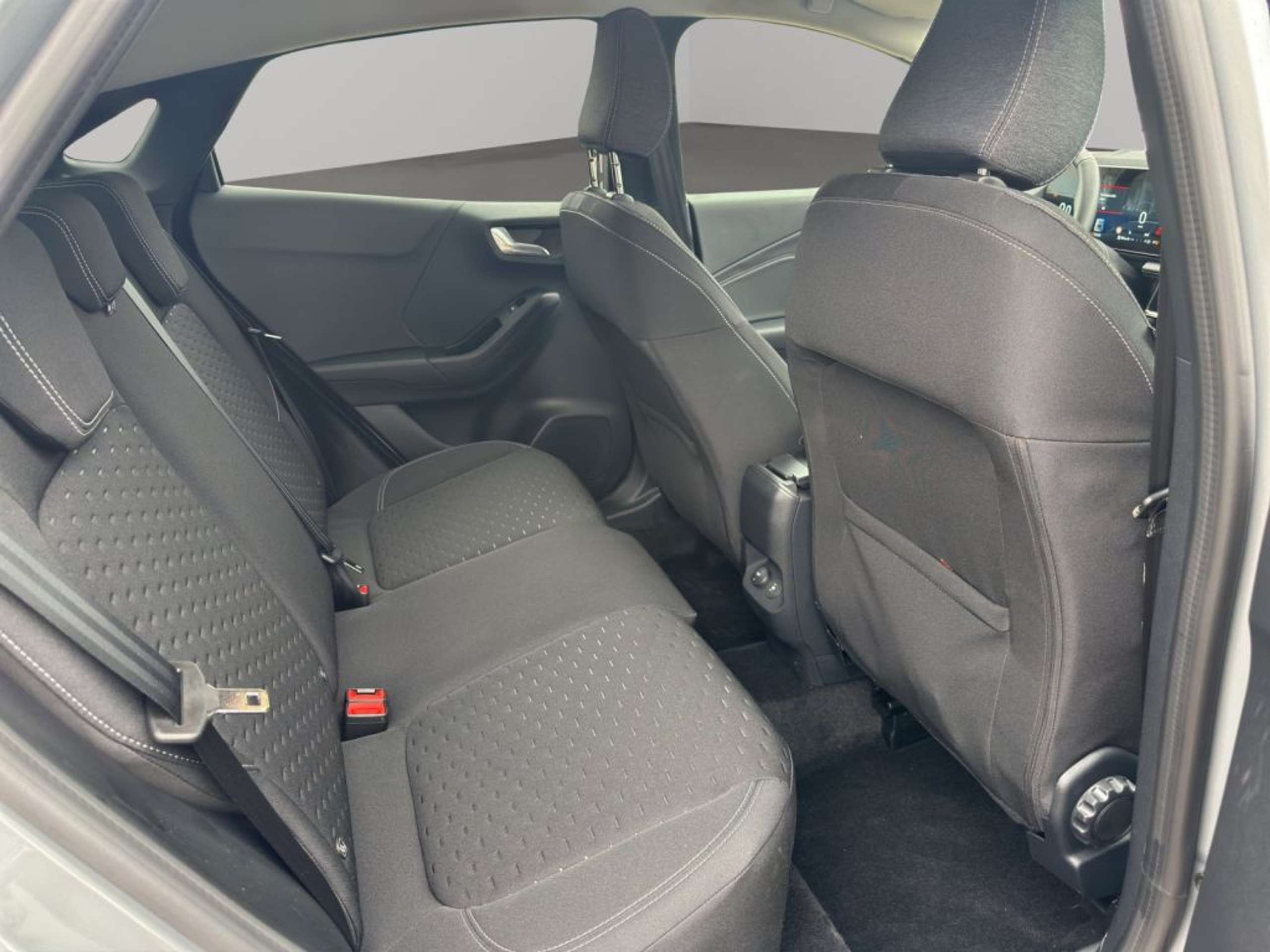 Fahrzeugabbildung Ford Puma TITANIUM 1.0 Ltr. Hybrid 125 PS *AUTOMATIK*NAVI*PD - mit KI generiert/bearbeitet