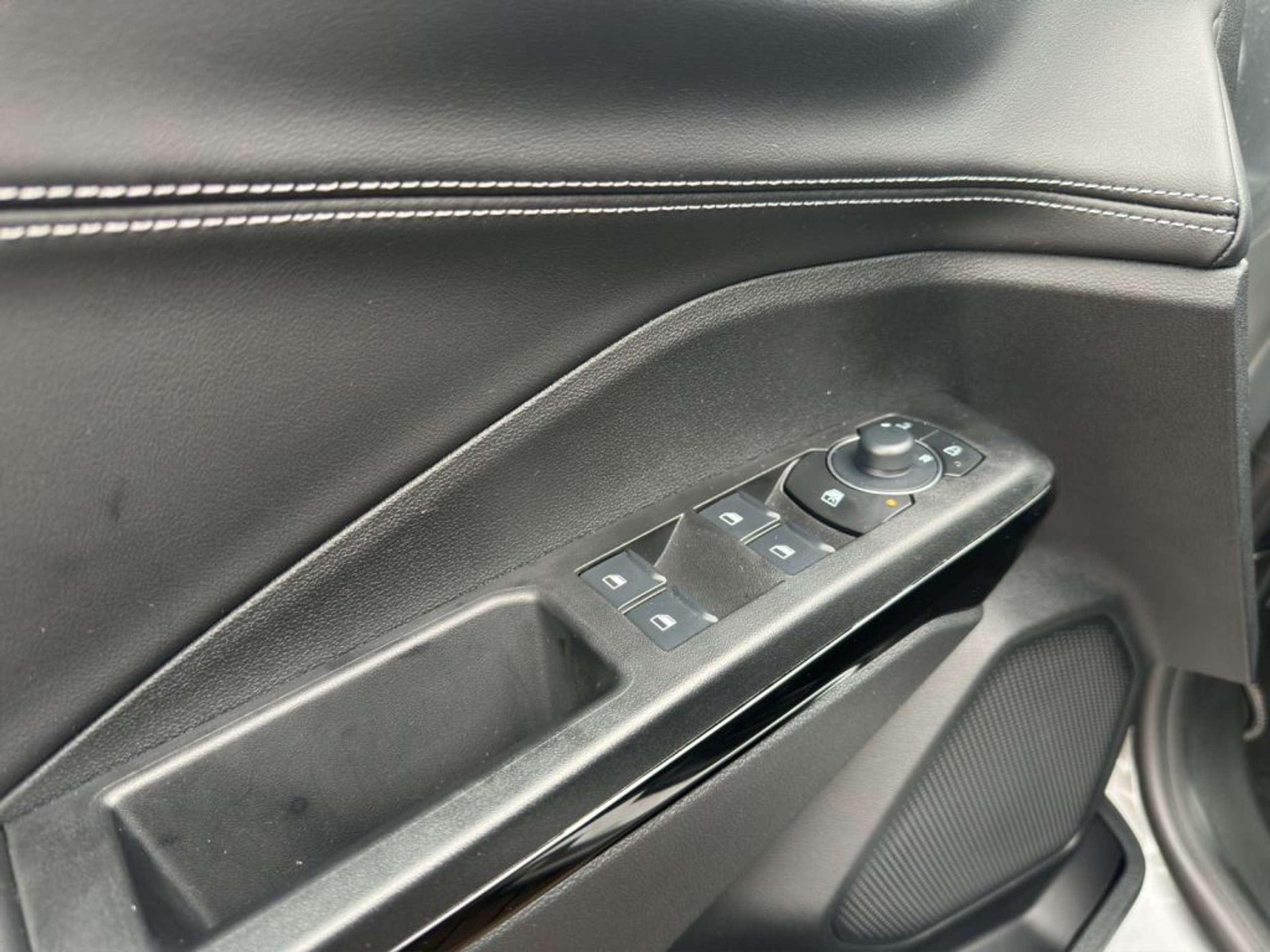 Fahrzeugabbildung Ford Puma TITANIUM 1.0 Ltr. Hybrid 125 PS *AUTOMATIK*NAVI*PD - mit KI generiert/bearbeitet