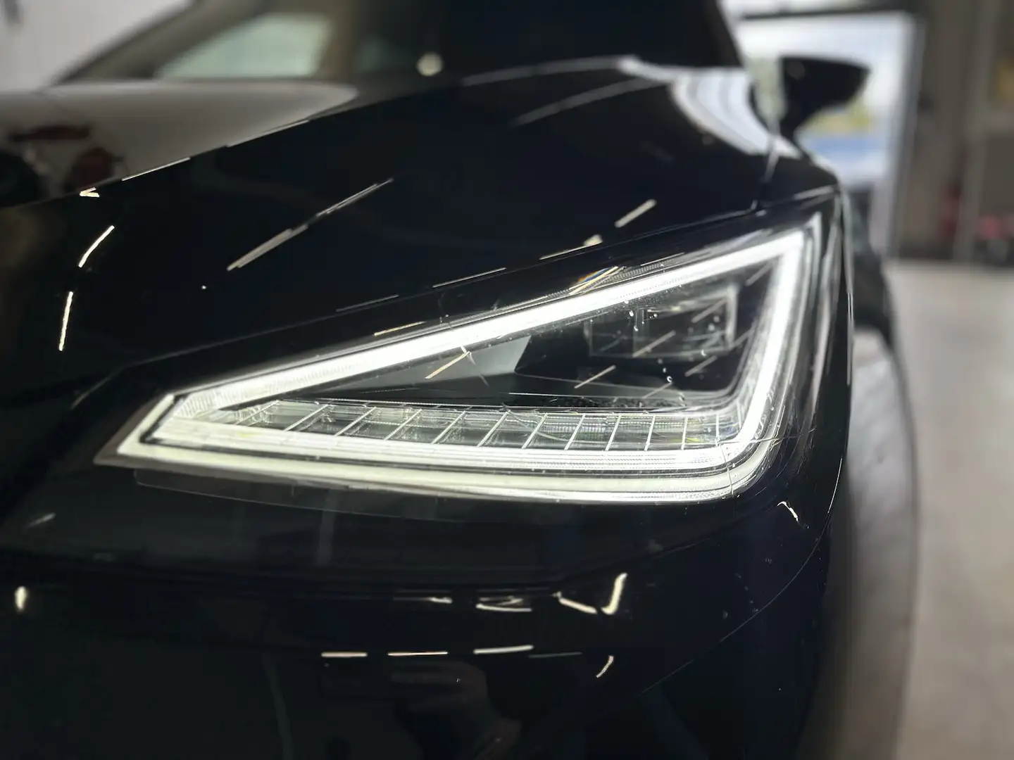 SEAT Arona 1,5TSI DSG FR 18´´AHK Alcant. Full LED NAV Schwarz - 2