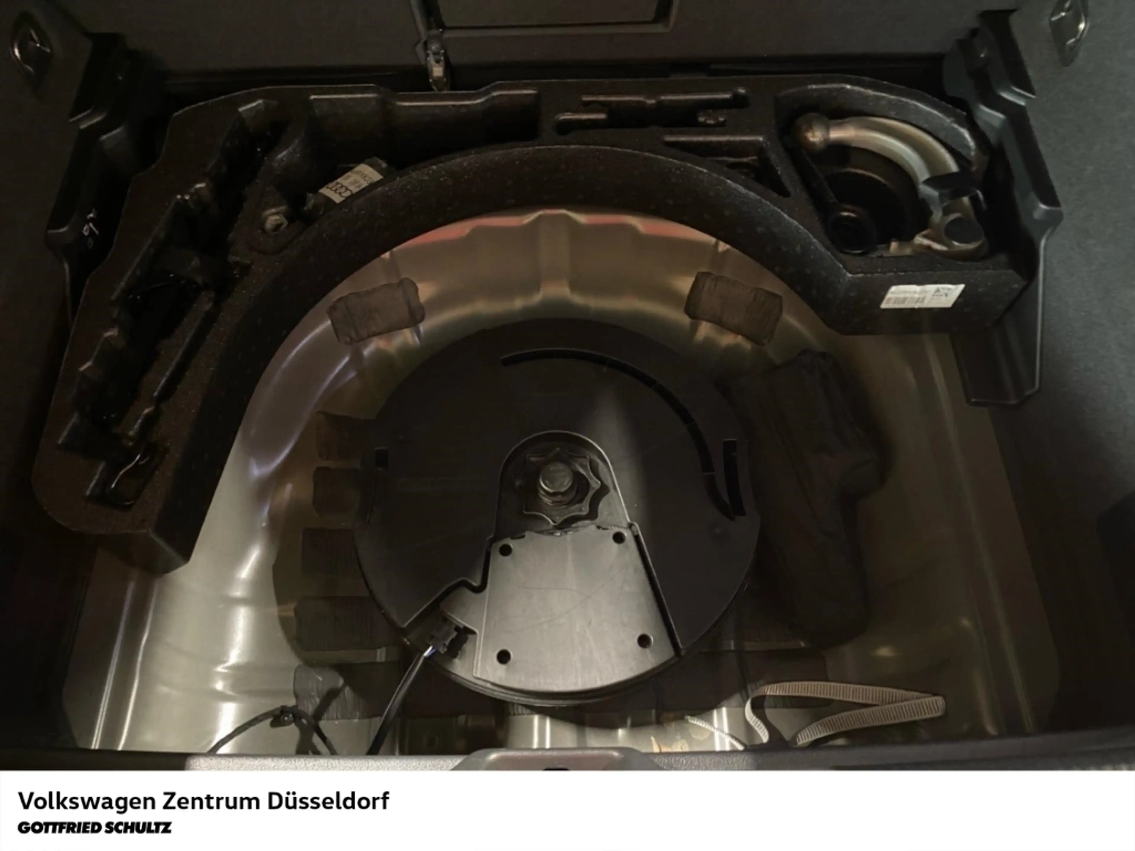 Audi Q2 Sport 30 TSI AHK Navi LED GRA — photo 10