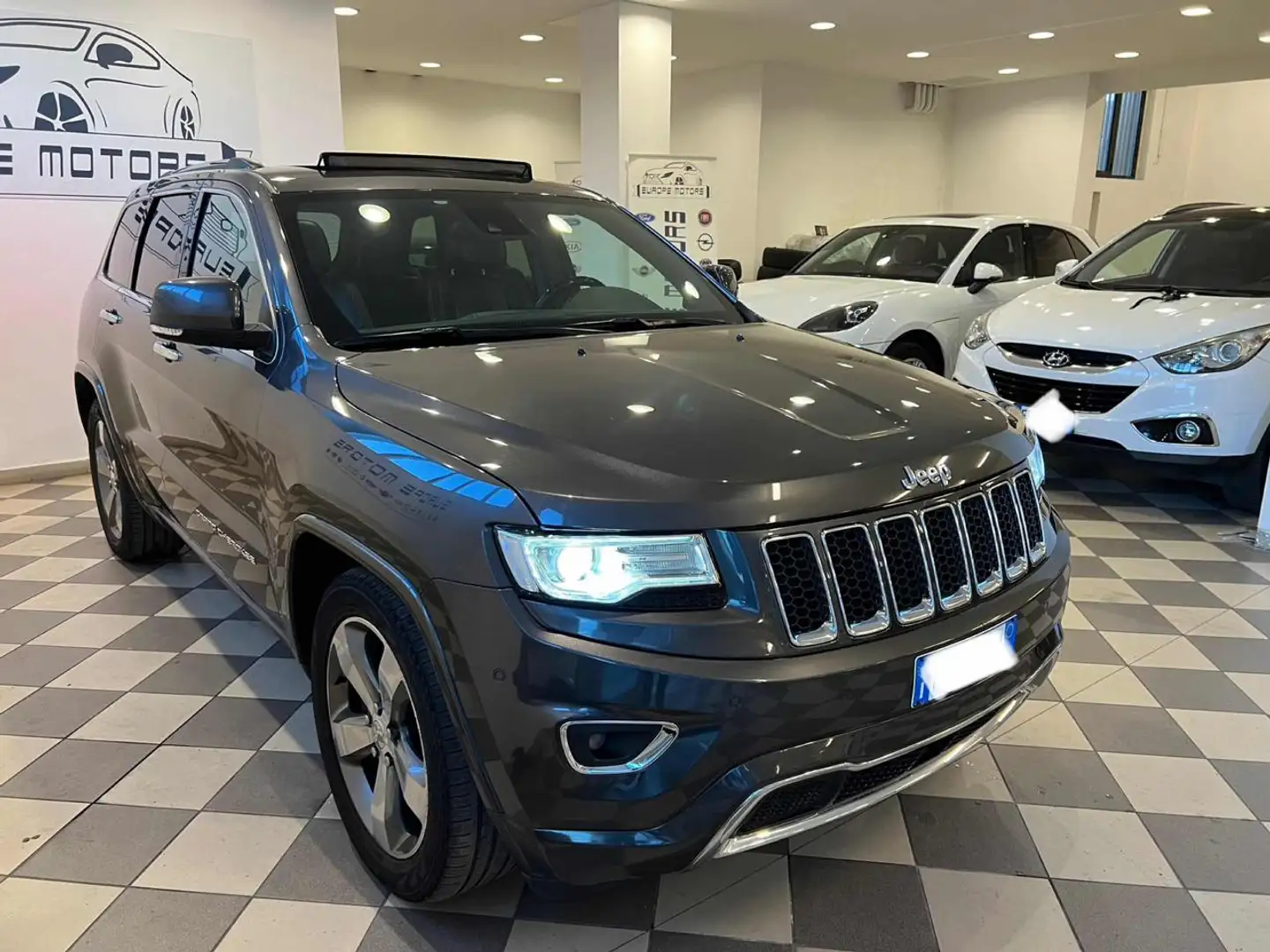 Jeep Grand Cherokee 3.0 V6 CRD 250 CV Multijet II Overland Grijs - 2