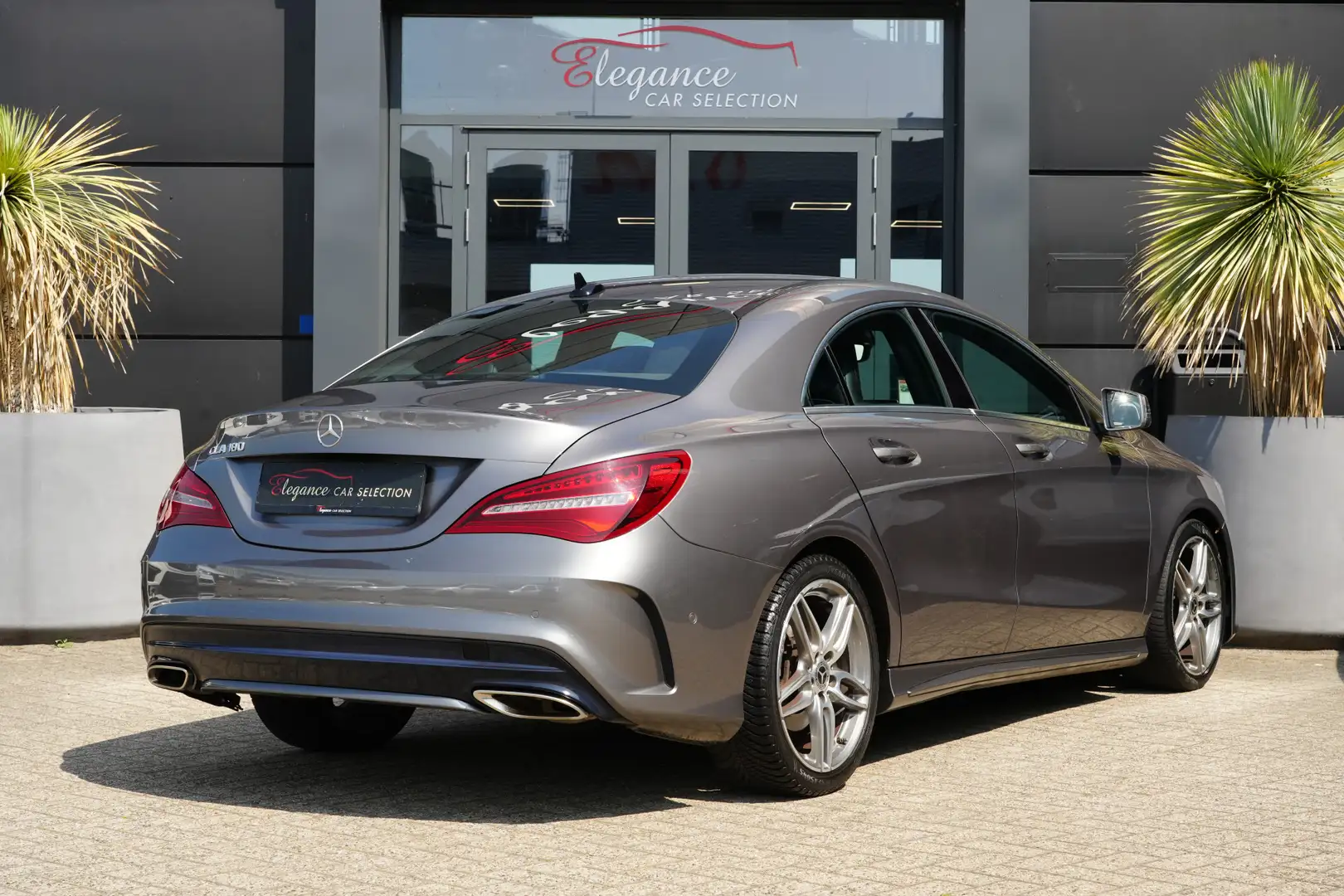 Mercedes-Benz CLA 180 AMG 123pk Navigatie/Stoelverwarming/Camera Grijs - 2