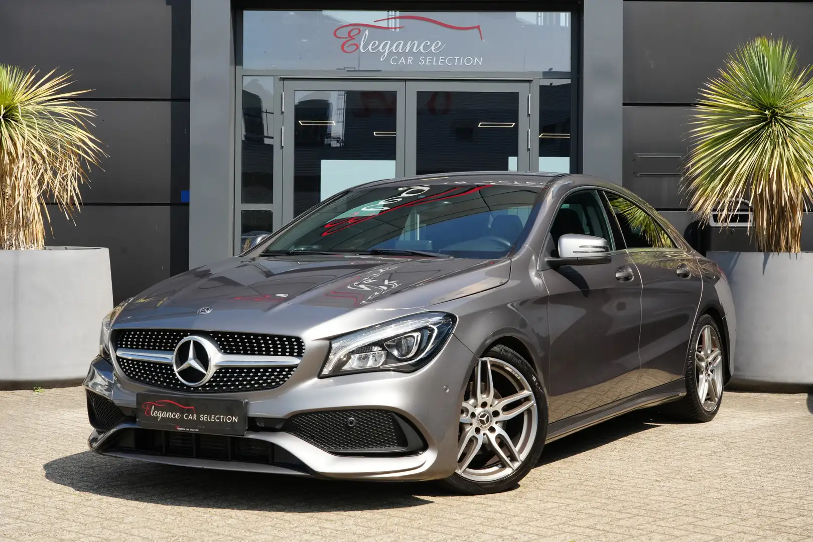Mercedes-Benz CLA 180 AMG 123pk Navigatie/Stoelverwarming/Camera Grijs - 1