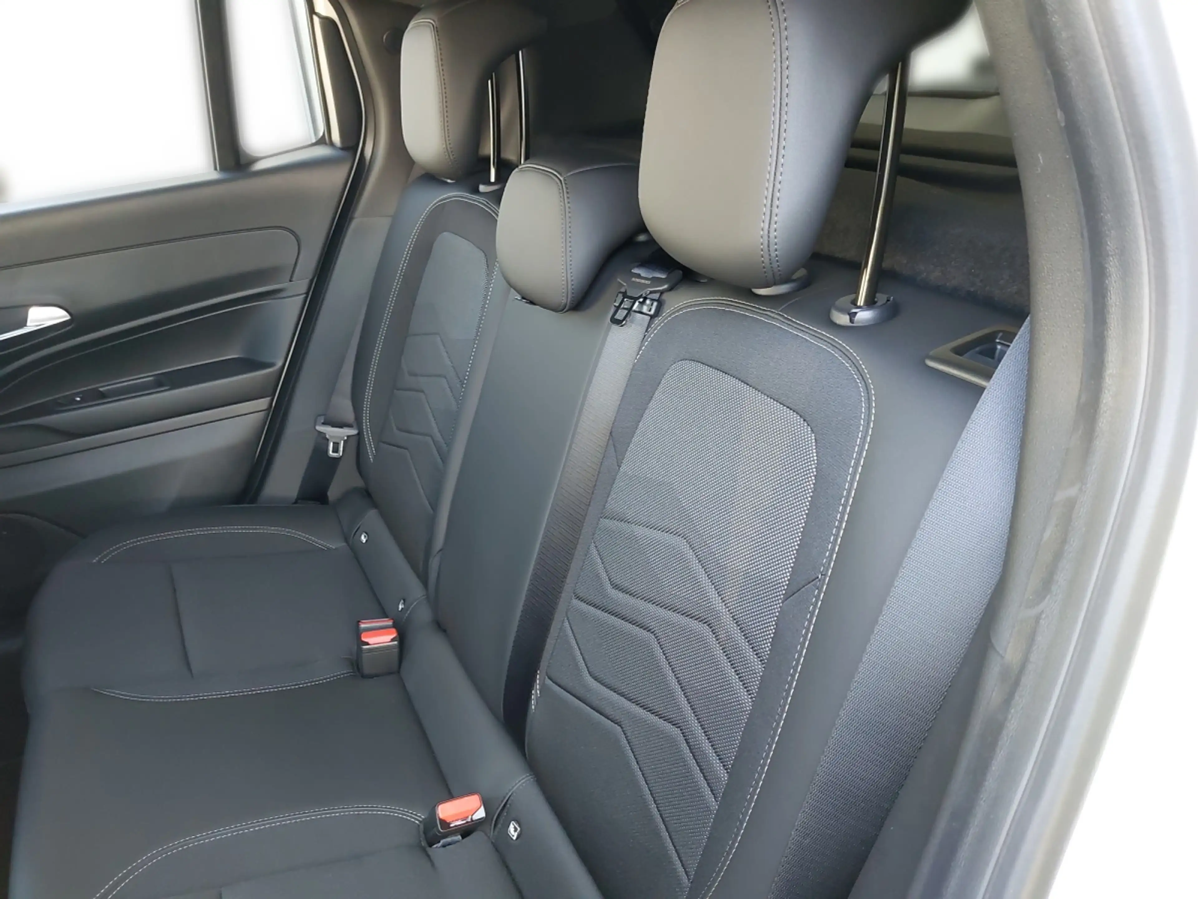 Jeep Avenger e-Hybrid MY25-1.2 e-DCT6 Summit — photo 11