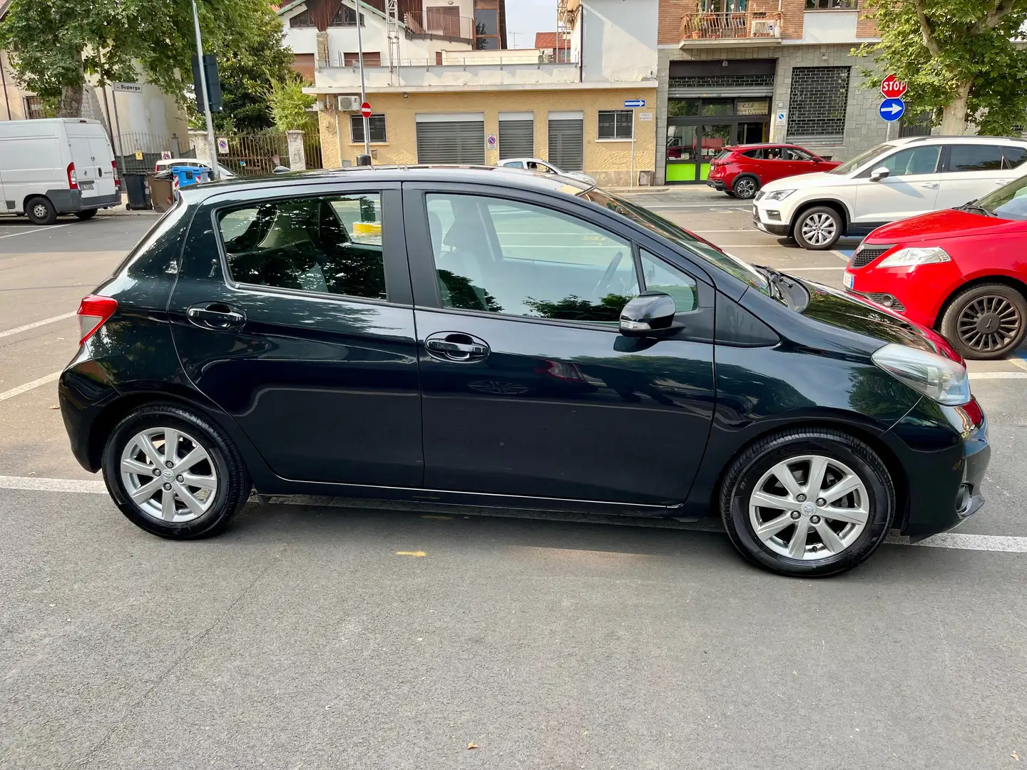 Toyota Yaris Yaris III 2012 5p 1.4 d-4d Lounge Nero - 2