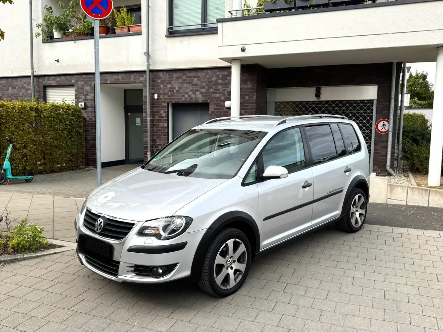 Volkswagen Touran 1.9 TDI DPF DSG Conceptline Cross Edition - 1
