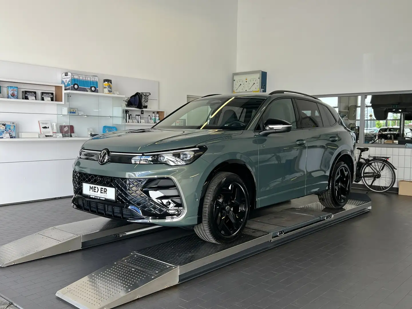 Volkswagen Tiguan R-Line 2.0 TDI DSG 4Motion *AHK, IQ.Light, Black Groen - 2