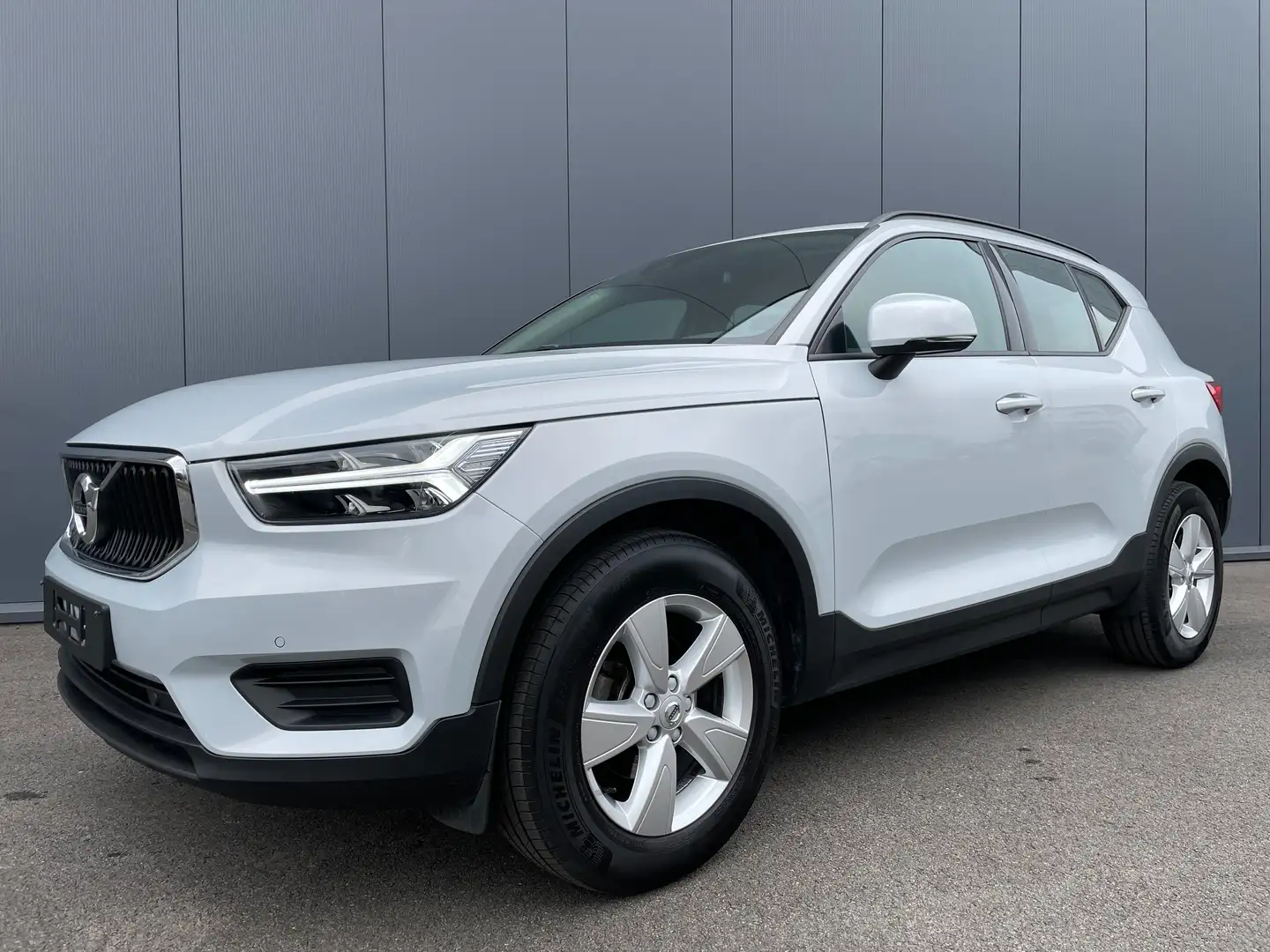 Volvo XC40 T2 Momentum Core CAM CC LKA TOWBAR 17' Zilver - 1