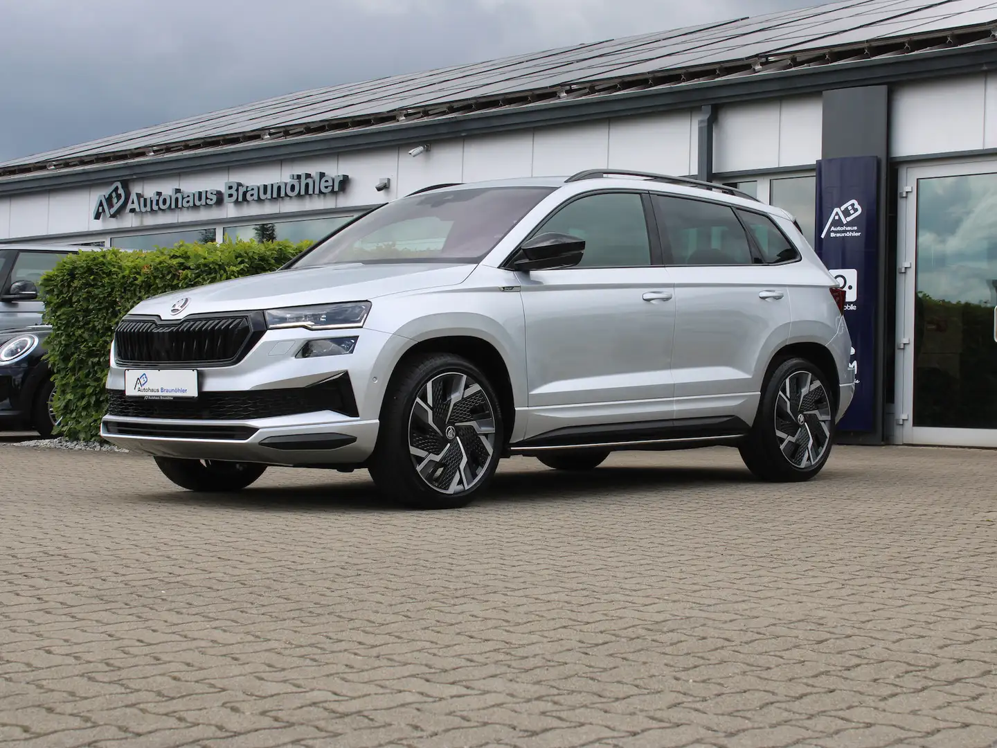 Skoda Karoq Sportline 4x4 2.0 TDI DSG*AHK*360*ACC* Silber - 2