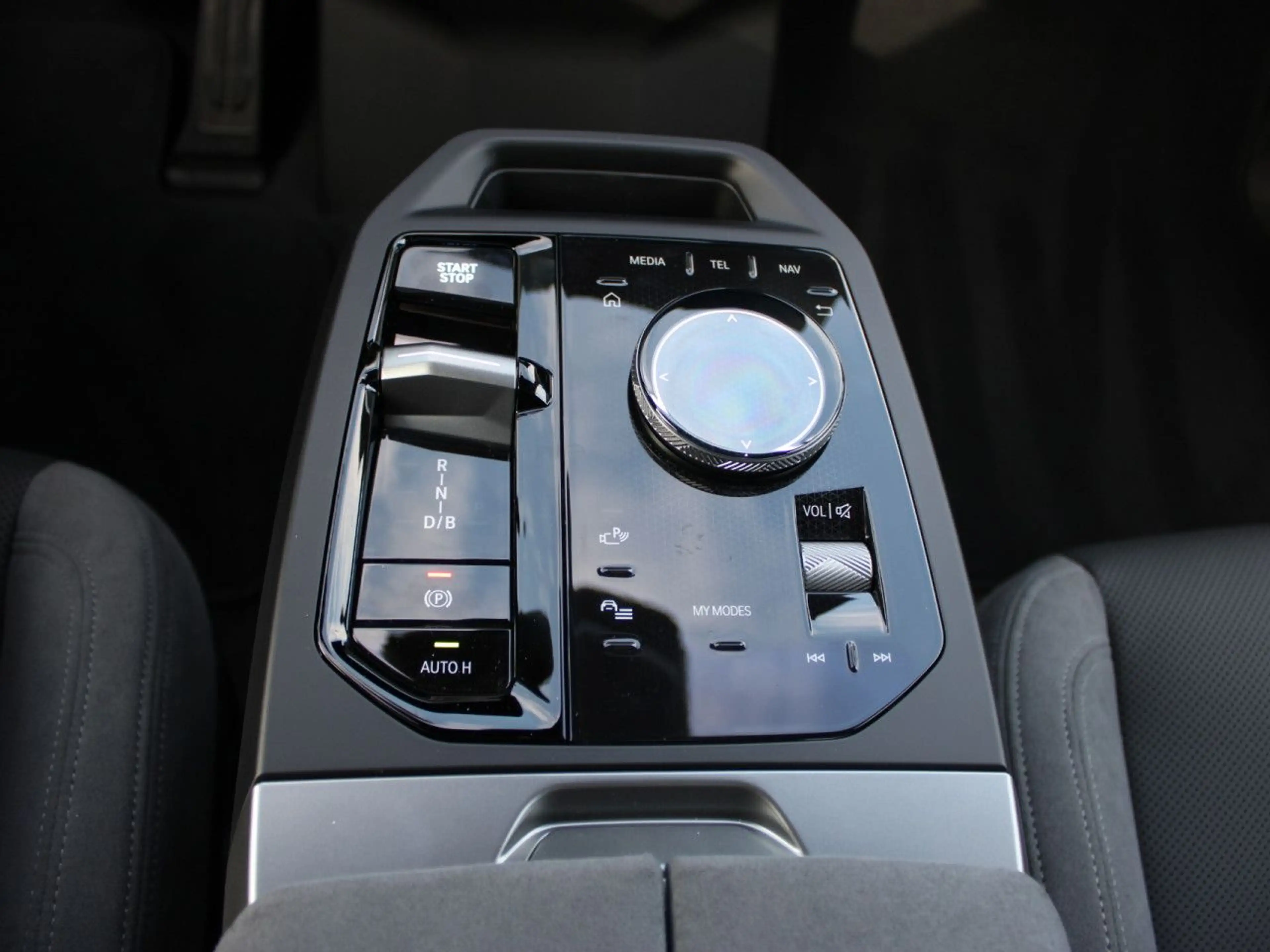 BMW iX xDrive60 Sportpaket HUD Navi LED Klima PDC — photo 12