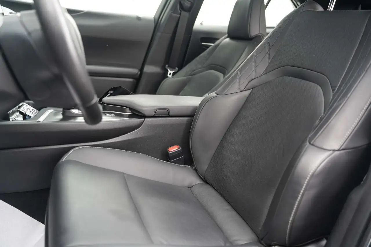 Lexus UX снимка Lexus UX