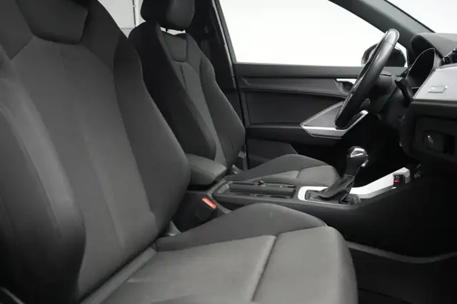 Audi Q3 view 7