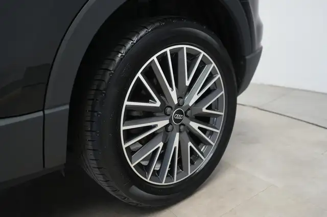 Audi Q3 view 30