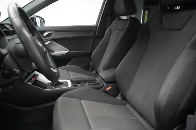 Audi Q3 view 12