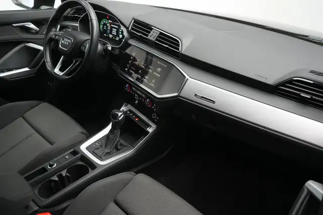 Audi Q3 view 8