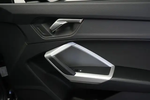 Audi Q3 view 9