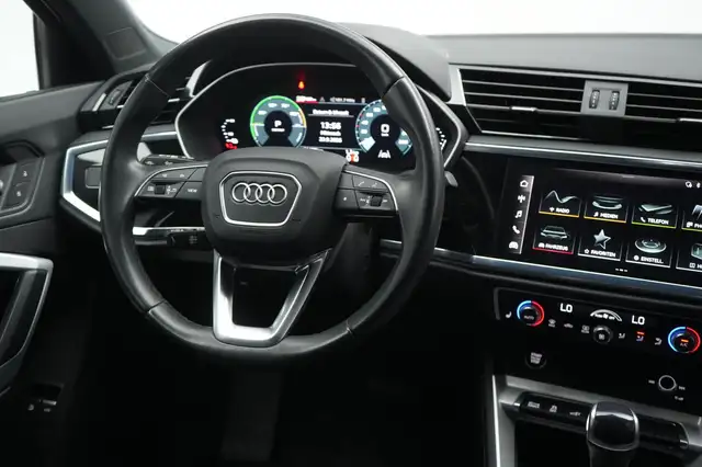 Audi Q3 view 17