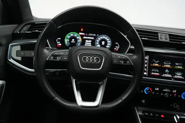 Audi Q3 view 18