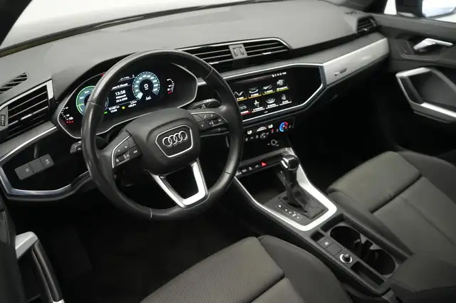 Audi Q3 view 14