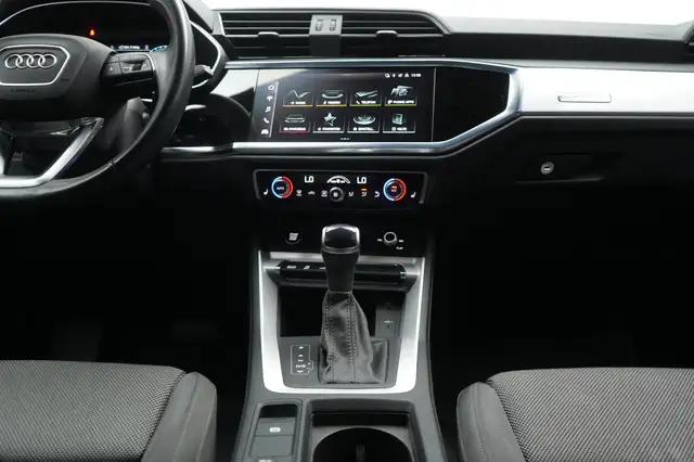 Audi Q3 view 16