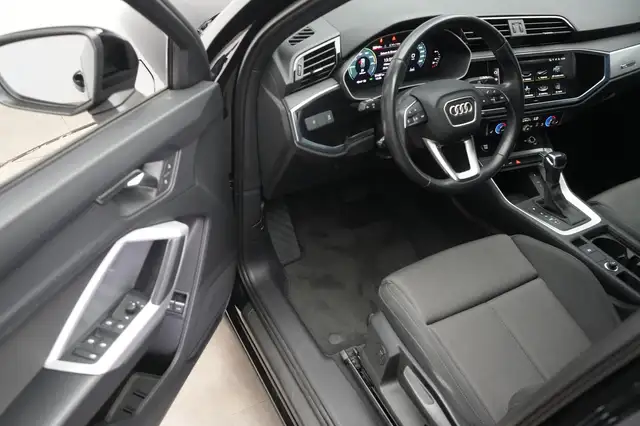 Audi Q3 view 13